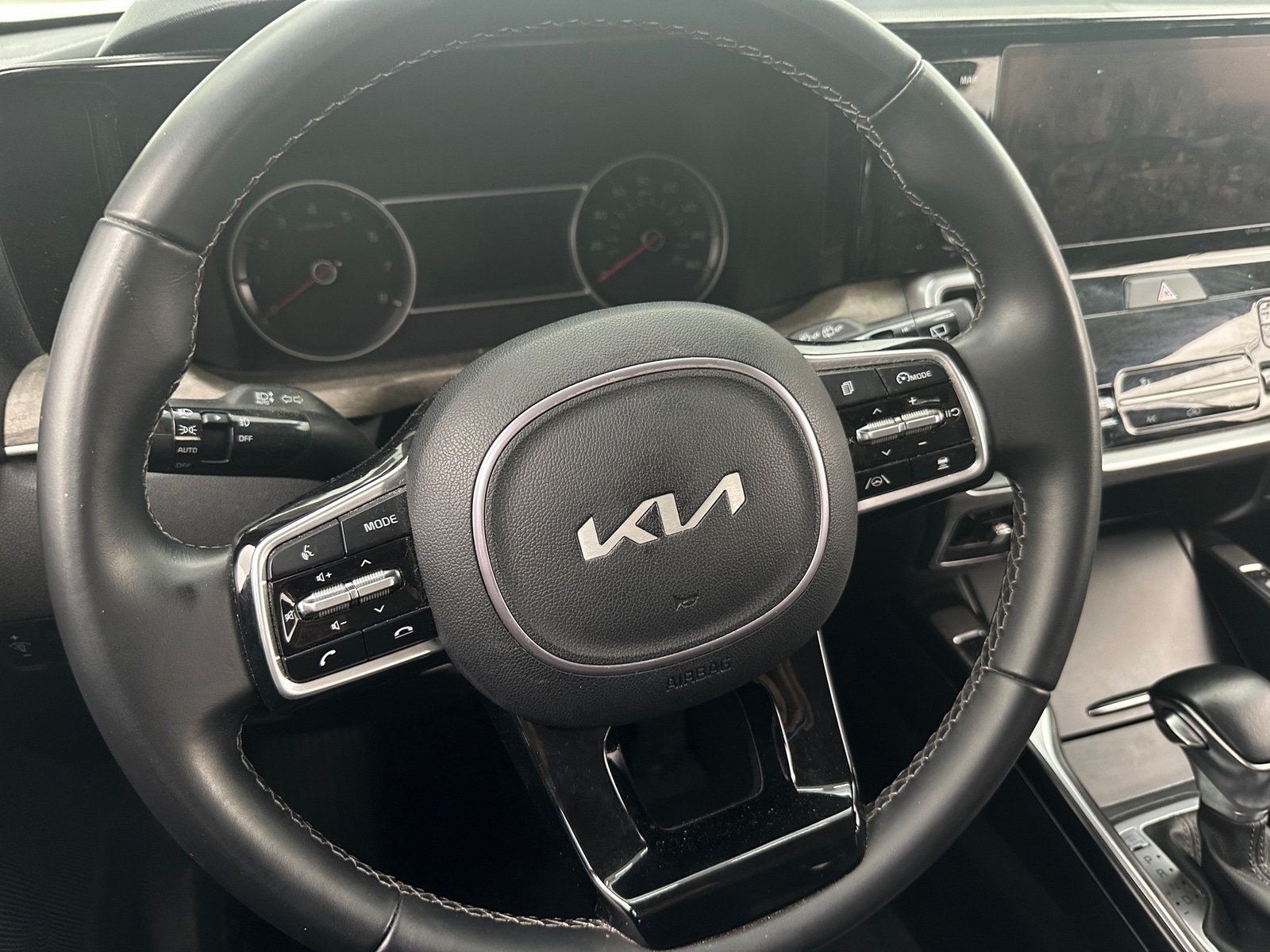 Thumbnail: 2023 Kia Sorento - 4