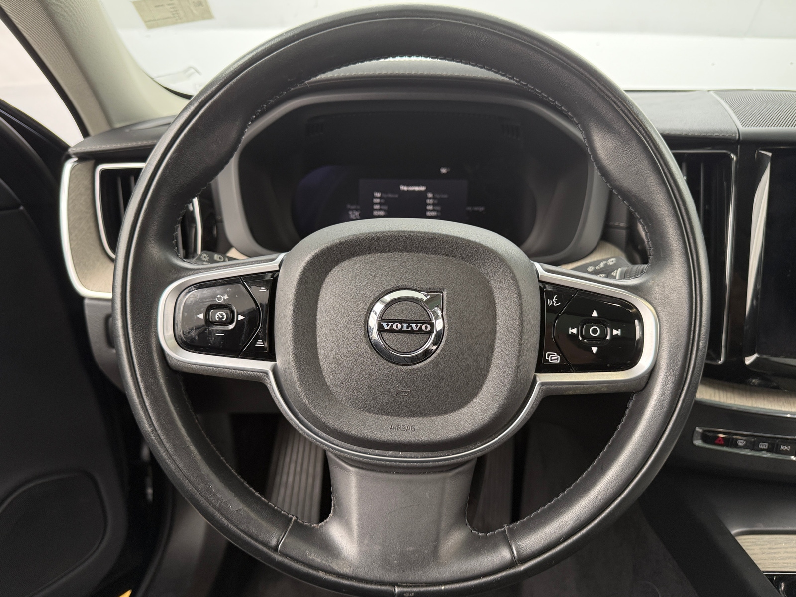 Thumbnail: 2022 Volvo XC60 - 4