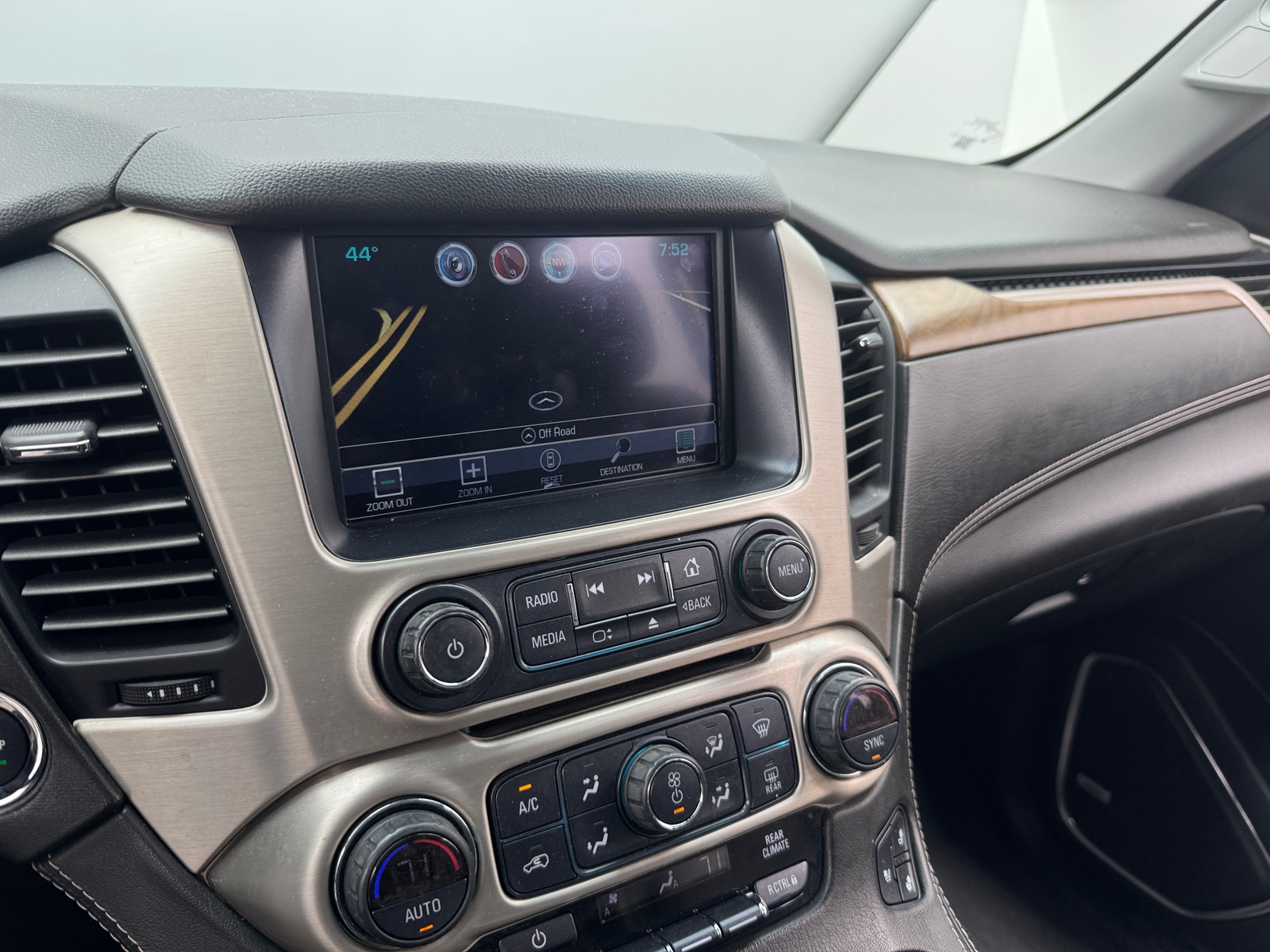 Thumbnail: 2020 GMC Yukon XL - 3