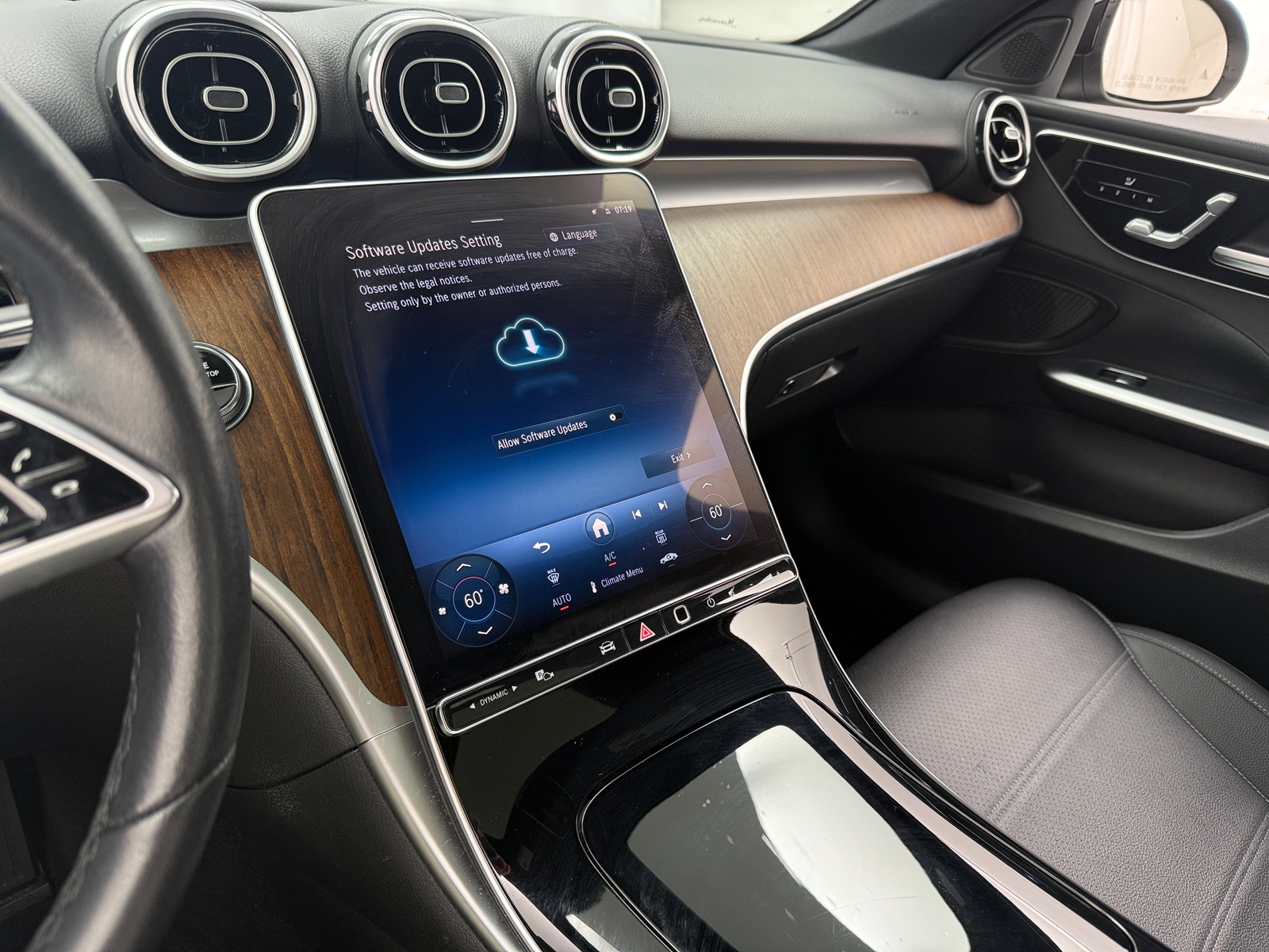 Thumbnail: 2025 Mercedes-Benz C-Class - 3