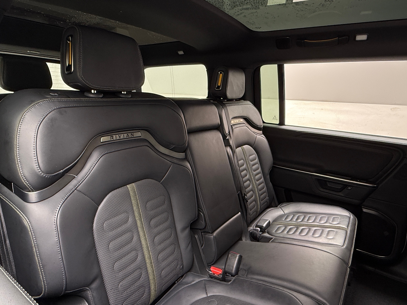 Thumbnail: 2025 Rivian R1S - 5