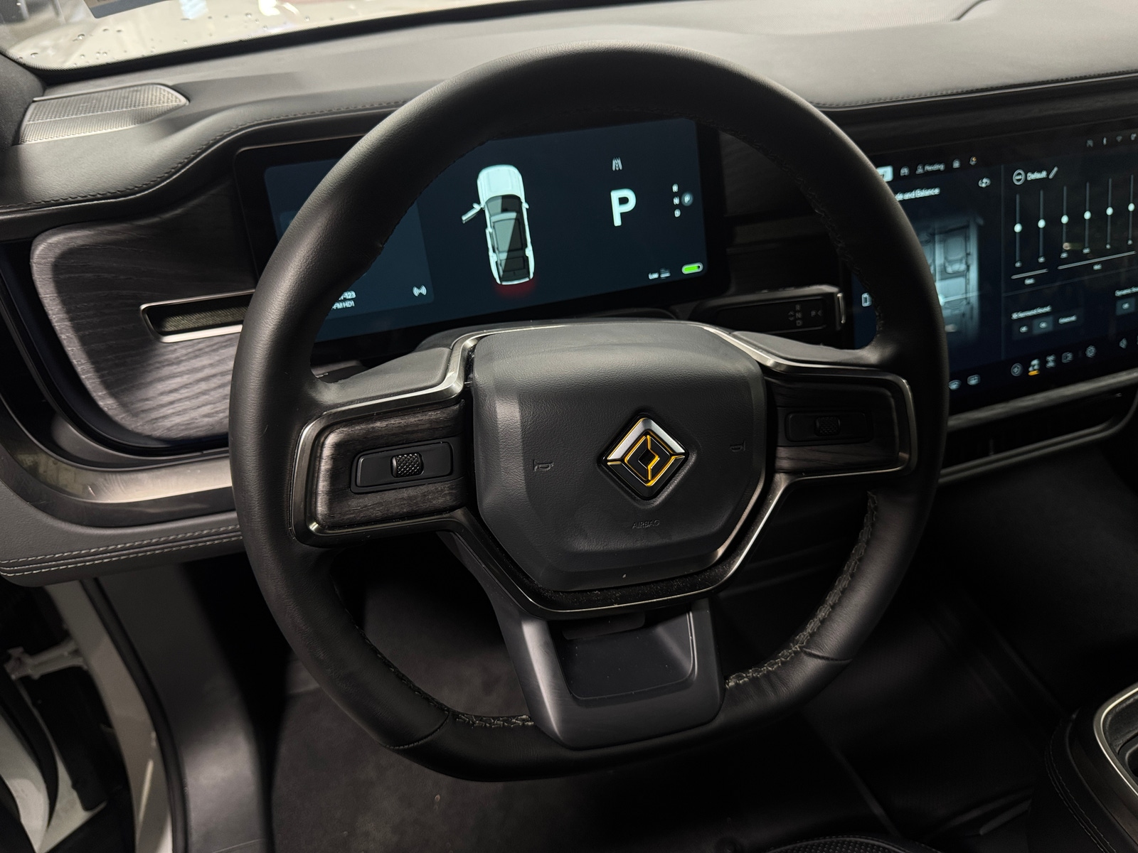 Thumbnail: 2025 Rivian R1S - 4