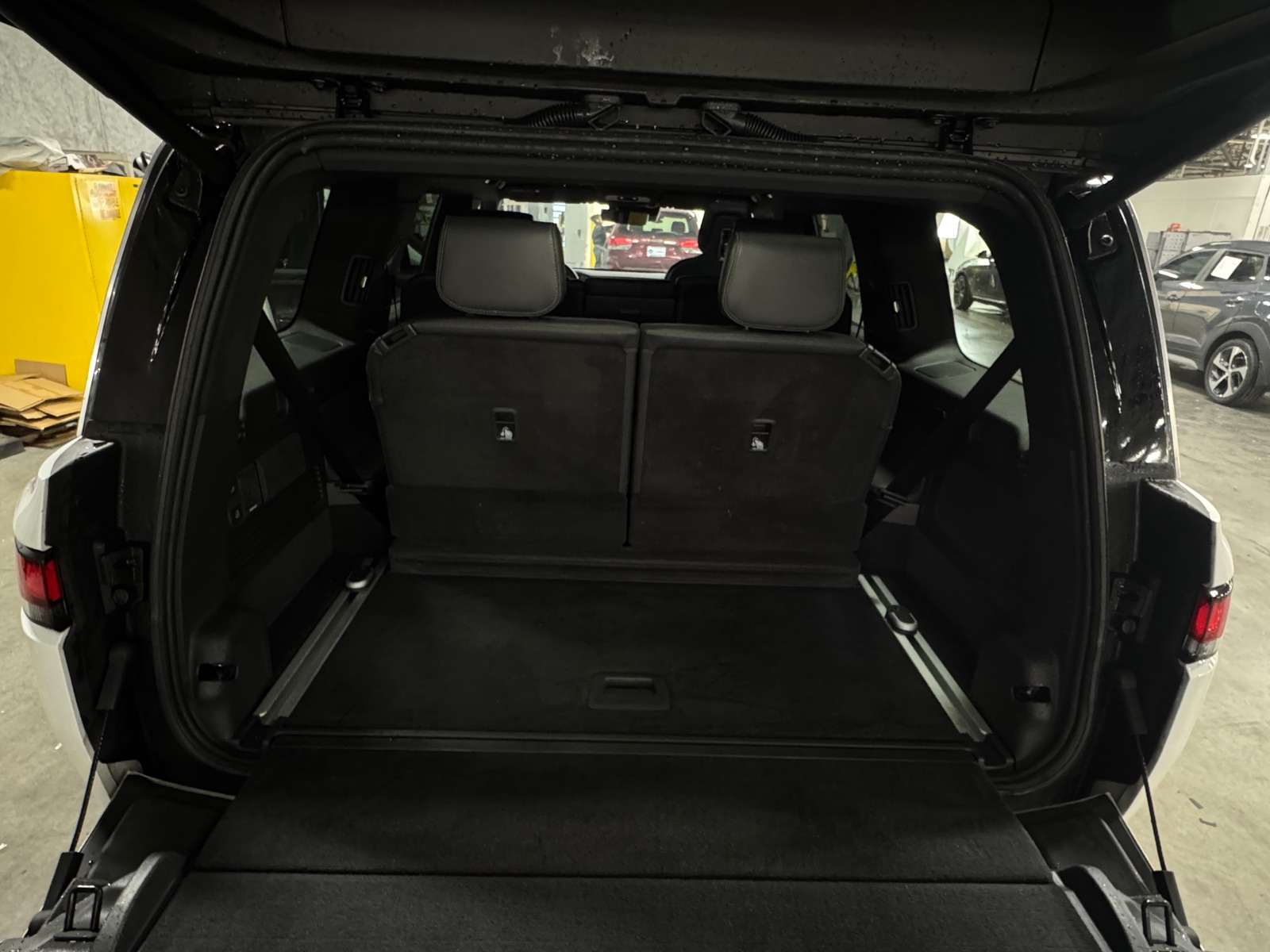 Thumbnail: 2025 Rivian R1S - 6