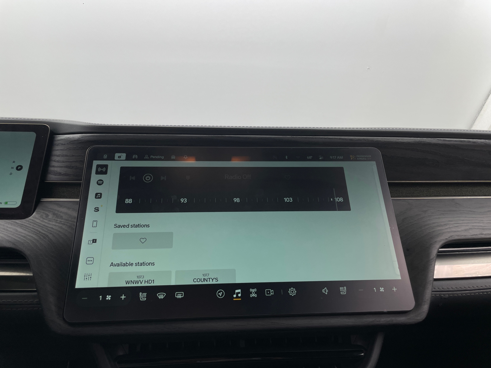 Thumbnail: 2022 Rivian R1S - 3