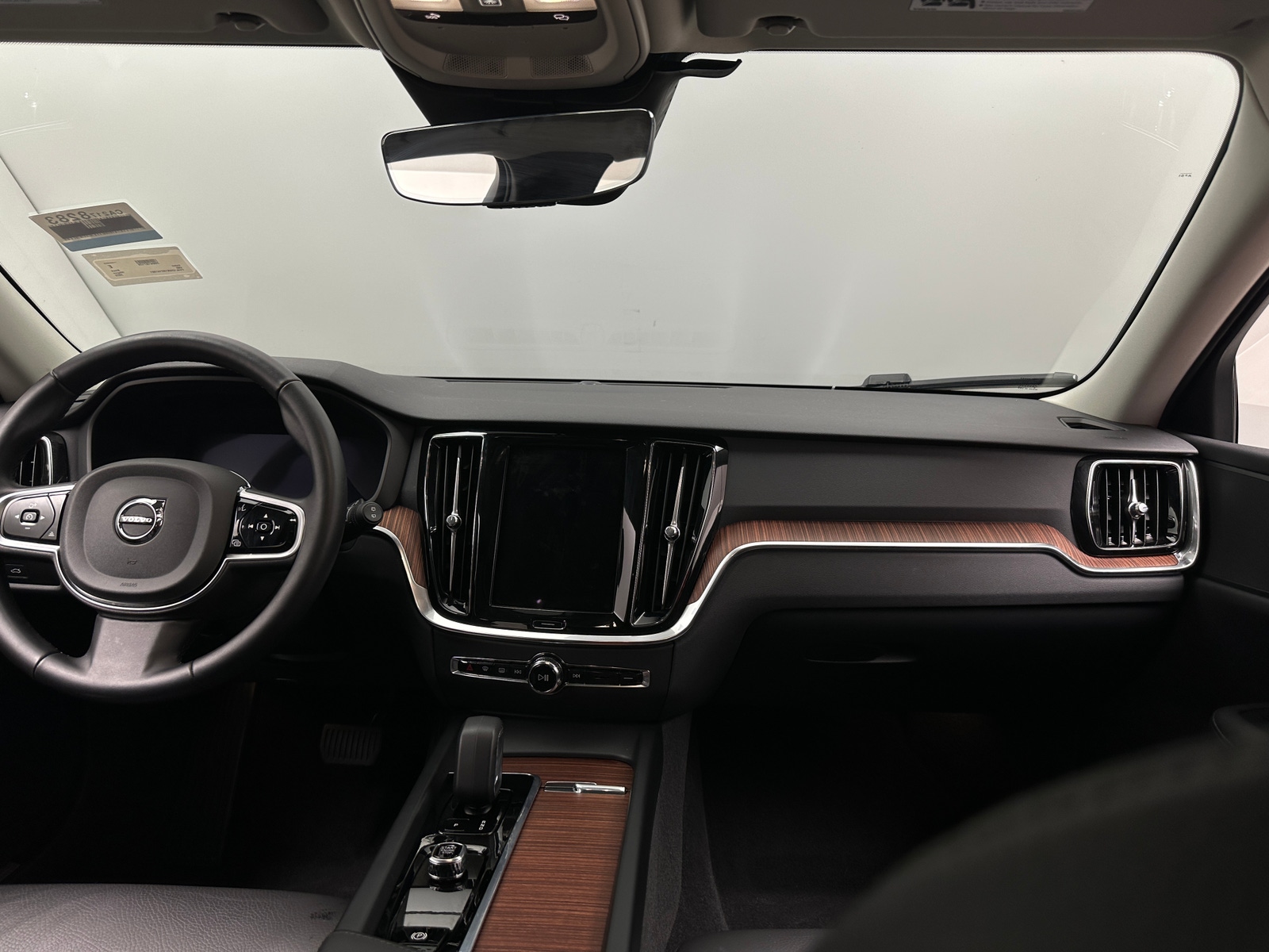 Thumbnail: 2025 Volvo V60 - 2