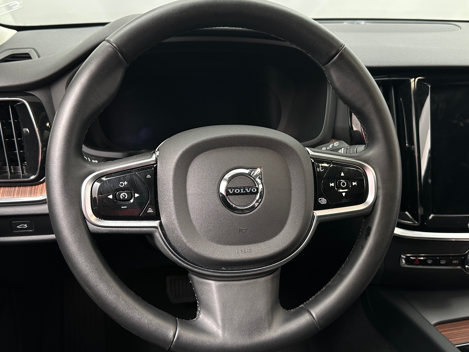 Thumbnail: 2025 Volvo V60 - 4