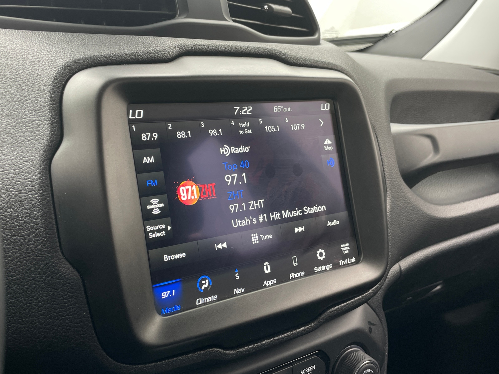 Thumbnail: 2022 Jeep Renegade - 4