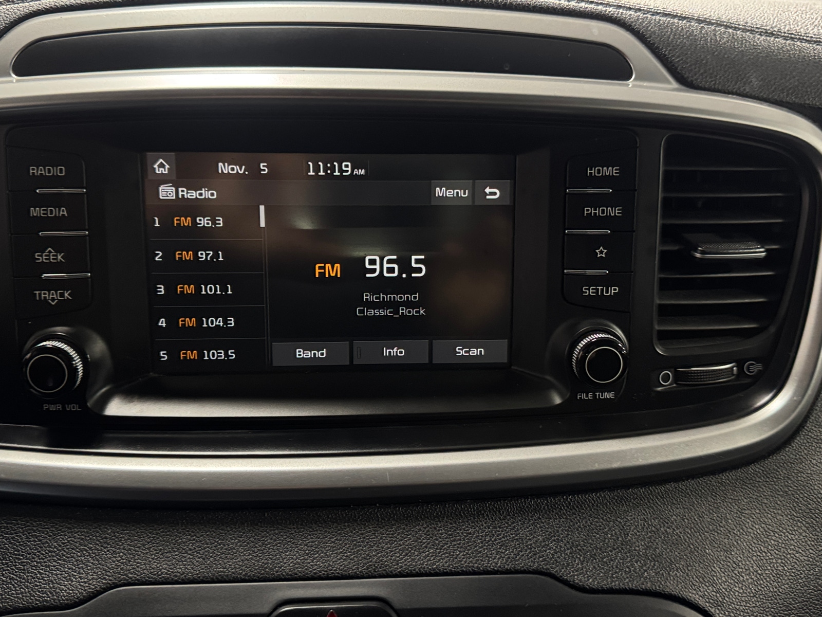 Thumbnail: 2020 Kia Sorento - 4