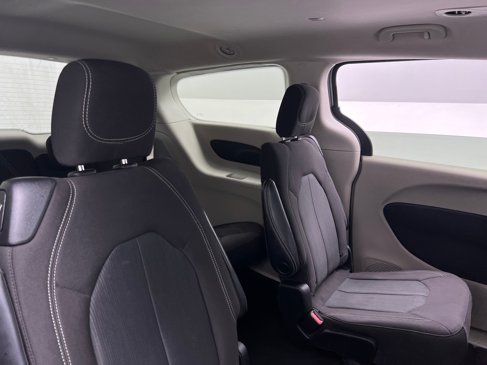 Thumbnail: 2022 Chrysler Voyager - 6