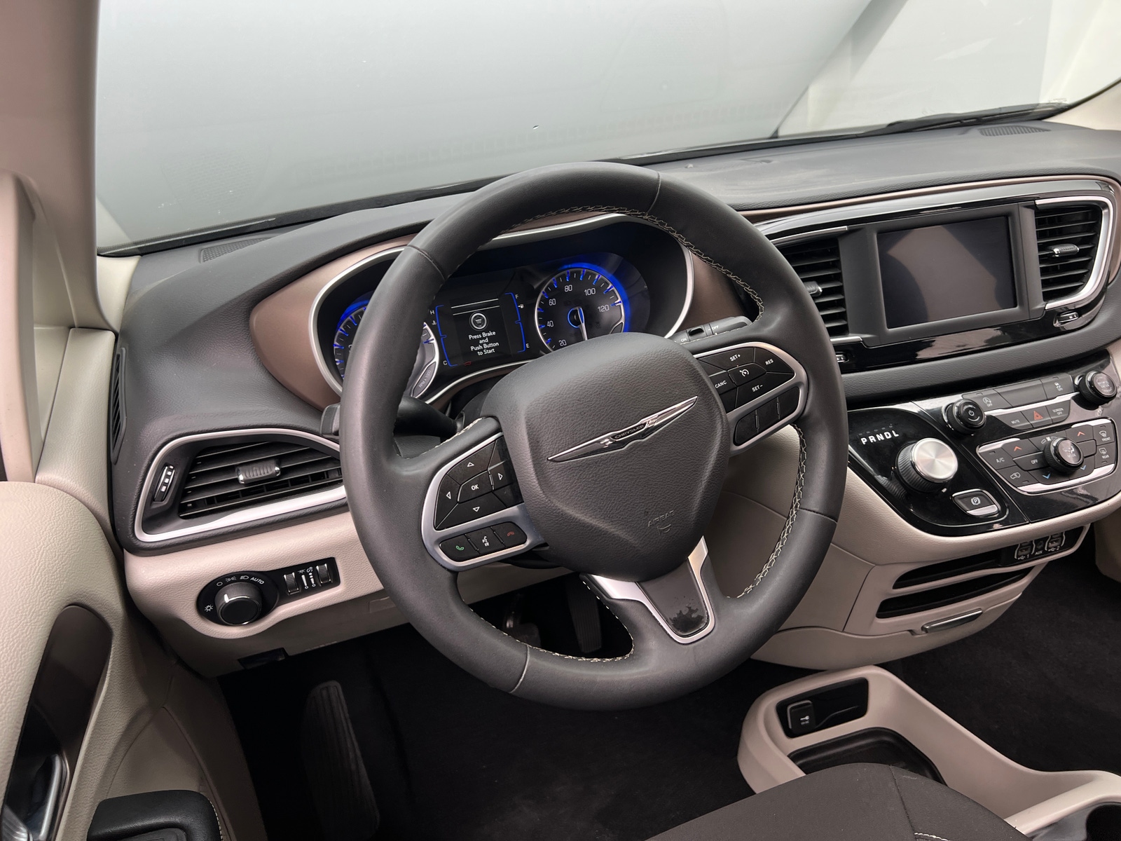 Thumbnail: 2022 Chrysler Voyager - 5