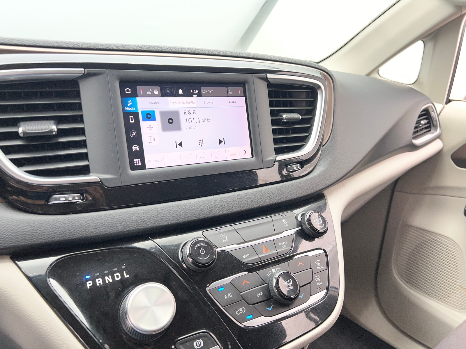 Thumbnail: 2022 Chrysler Voyager - 4