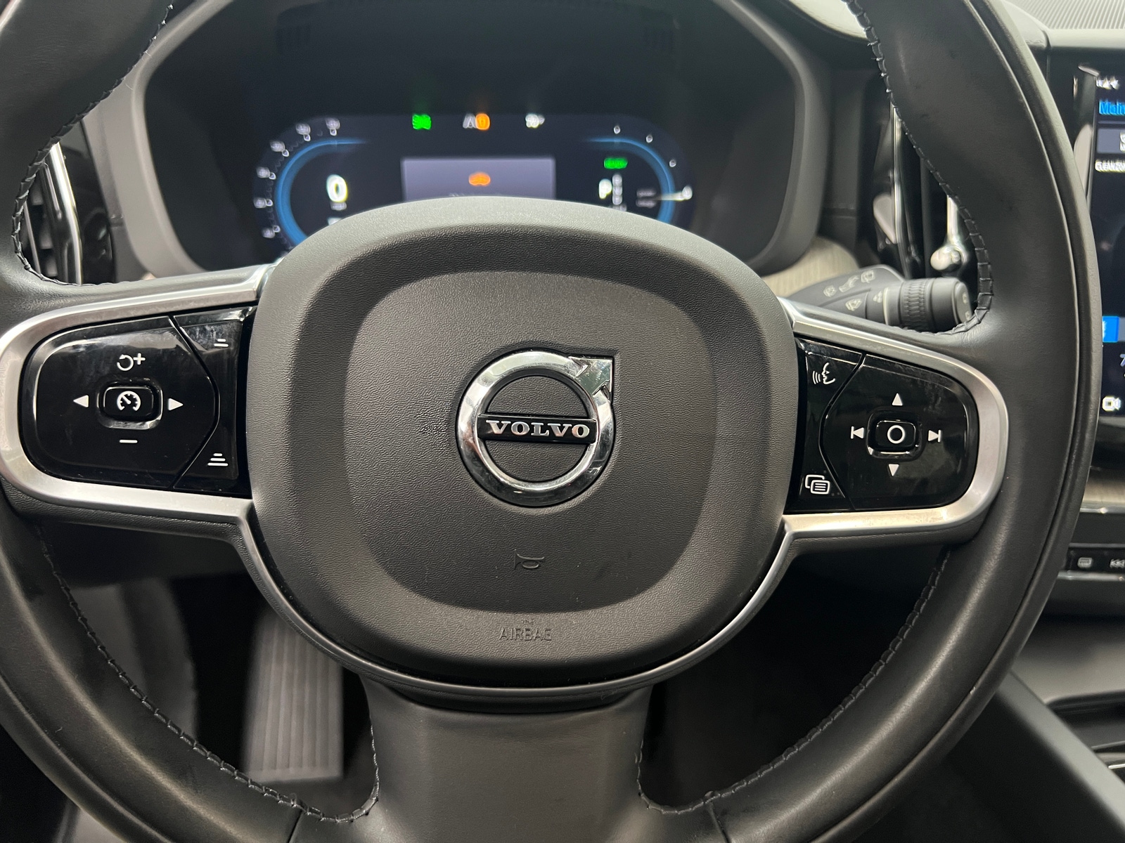 Thumbnail: 2022 Volvo XC60 - 4