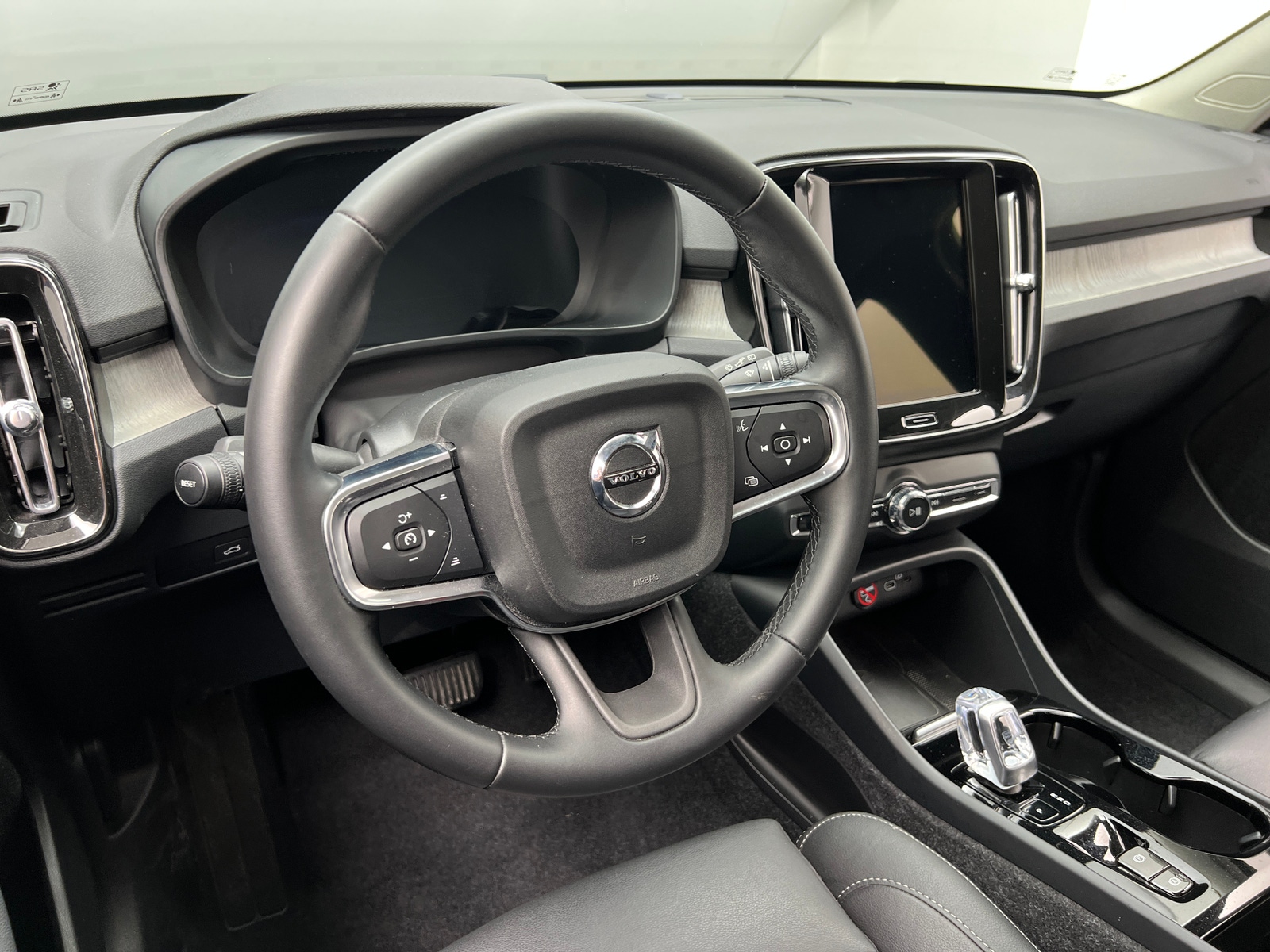 Thumbnail: 2025 Volvo XC40 - 4