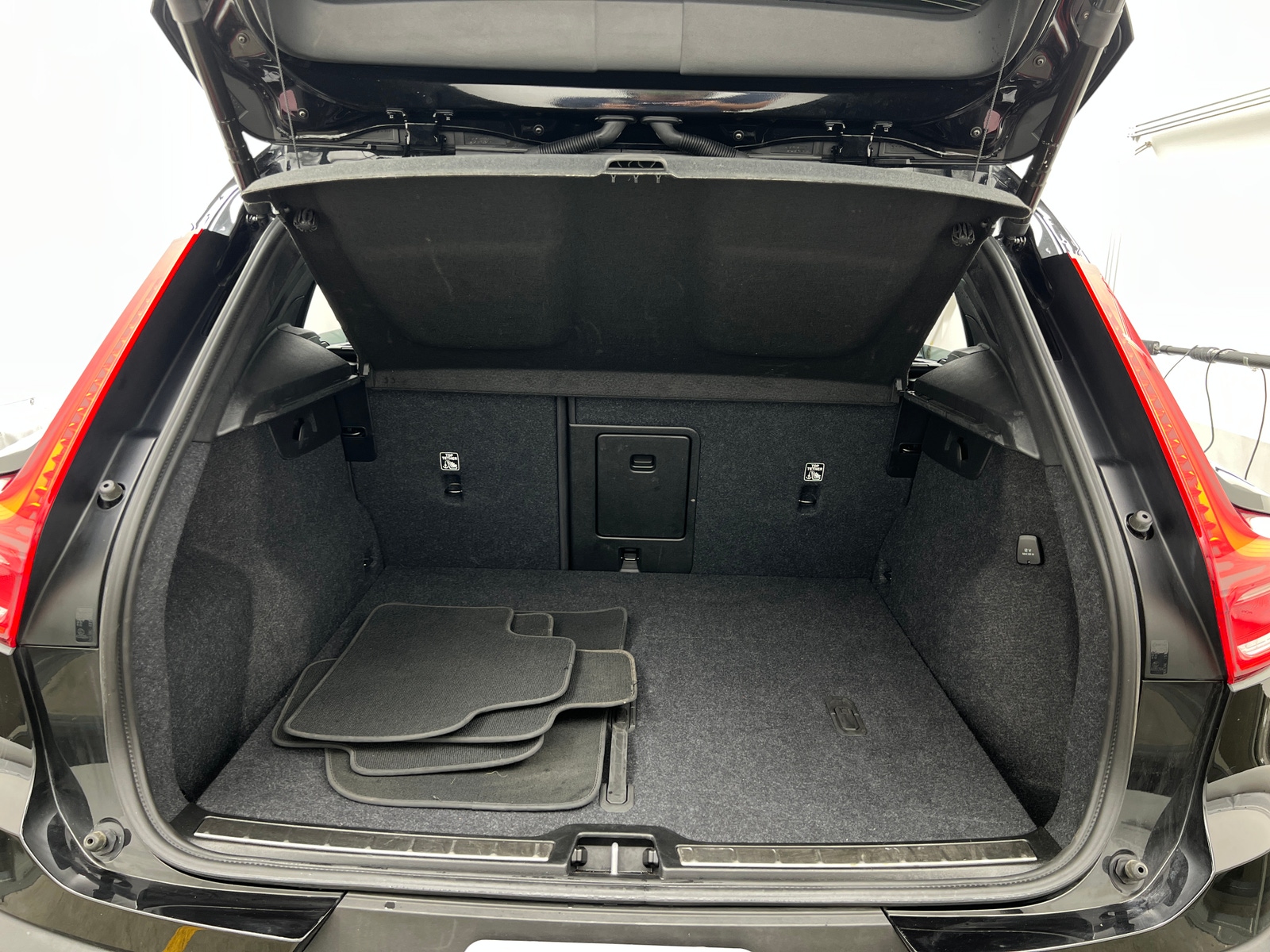 Thumbnail: 2025 Volvo XC40 - 6