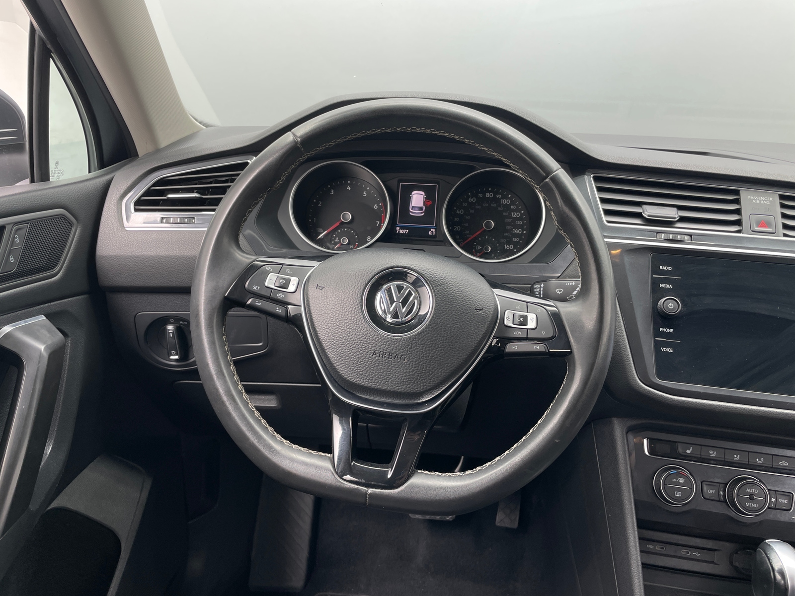 Thumbnail: 2021 Volkswagen Tiguan - 4