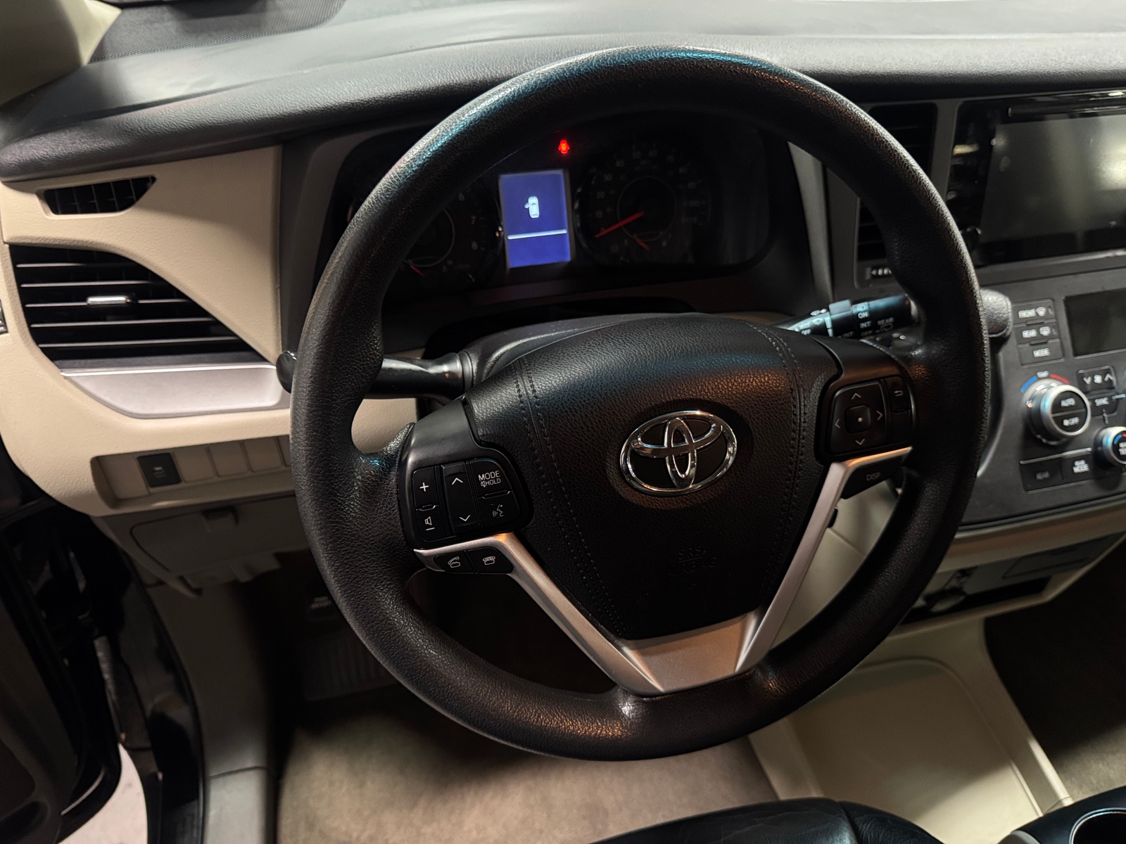 Thumbnail: 2017 Toyota Sienna - 4