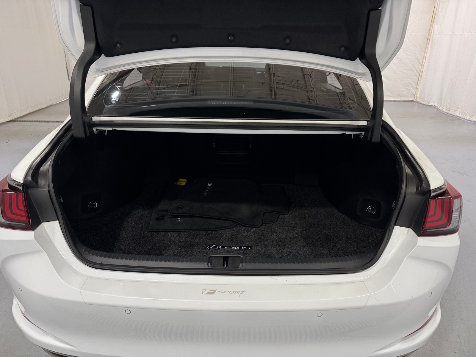 Thumbnail: 2021 Lexus ES - 6