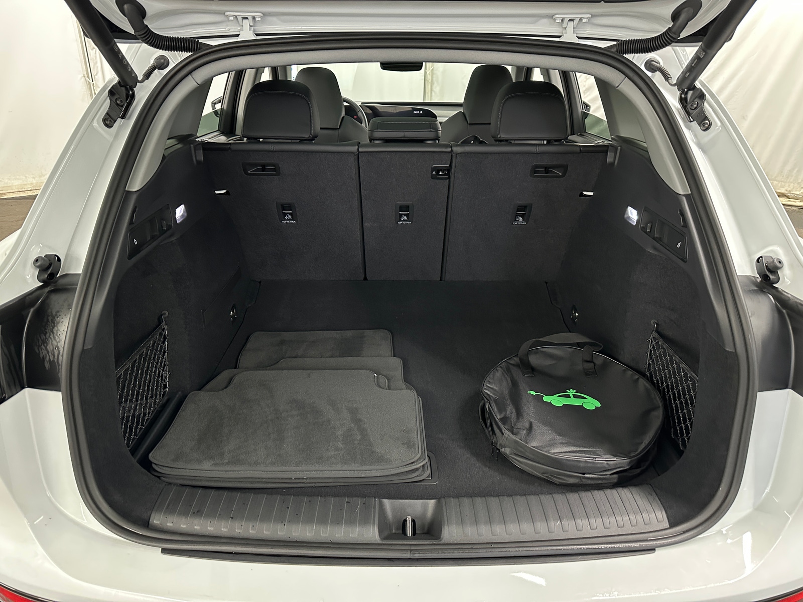 Thumbnail: 2025 Audi Q6 e-tron - 6