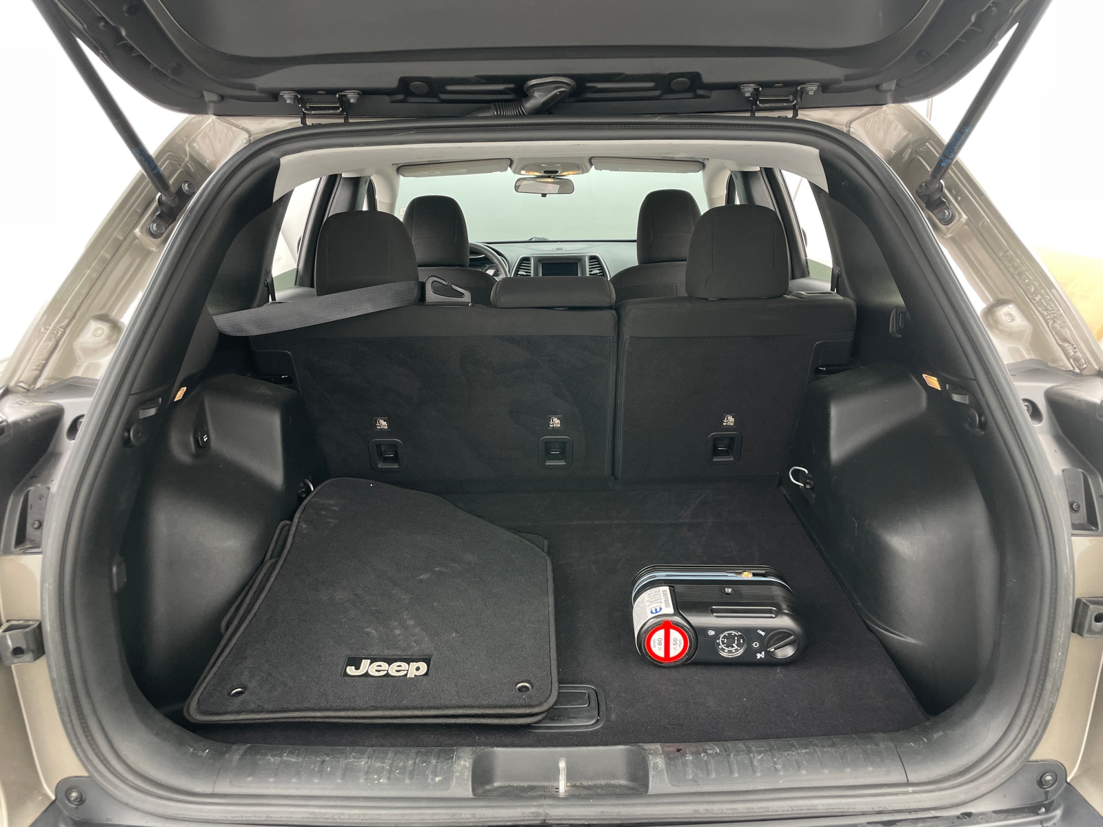 Thumbnail: 2019 Jeep Cherokee - 7