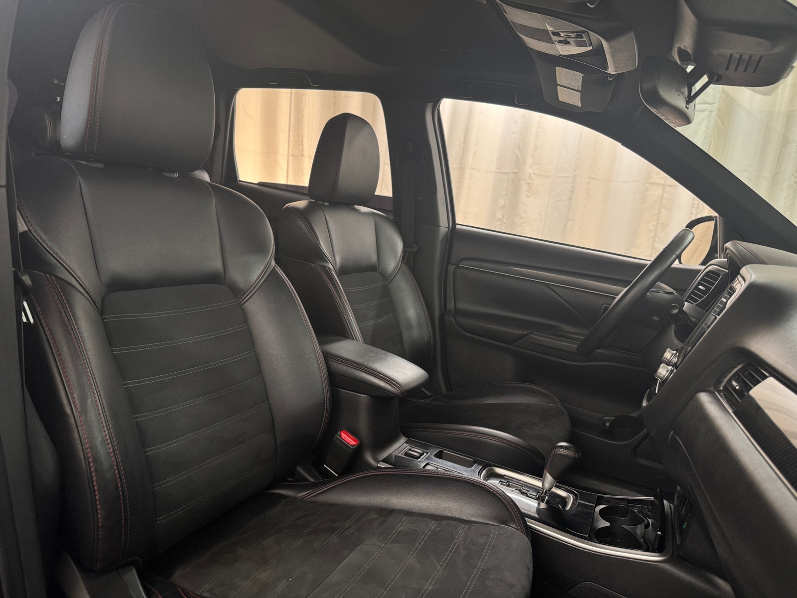 Thumbnail: 2020 Mitsubishi Outlander - 2