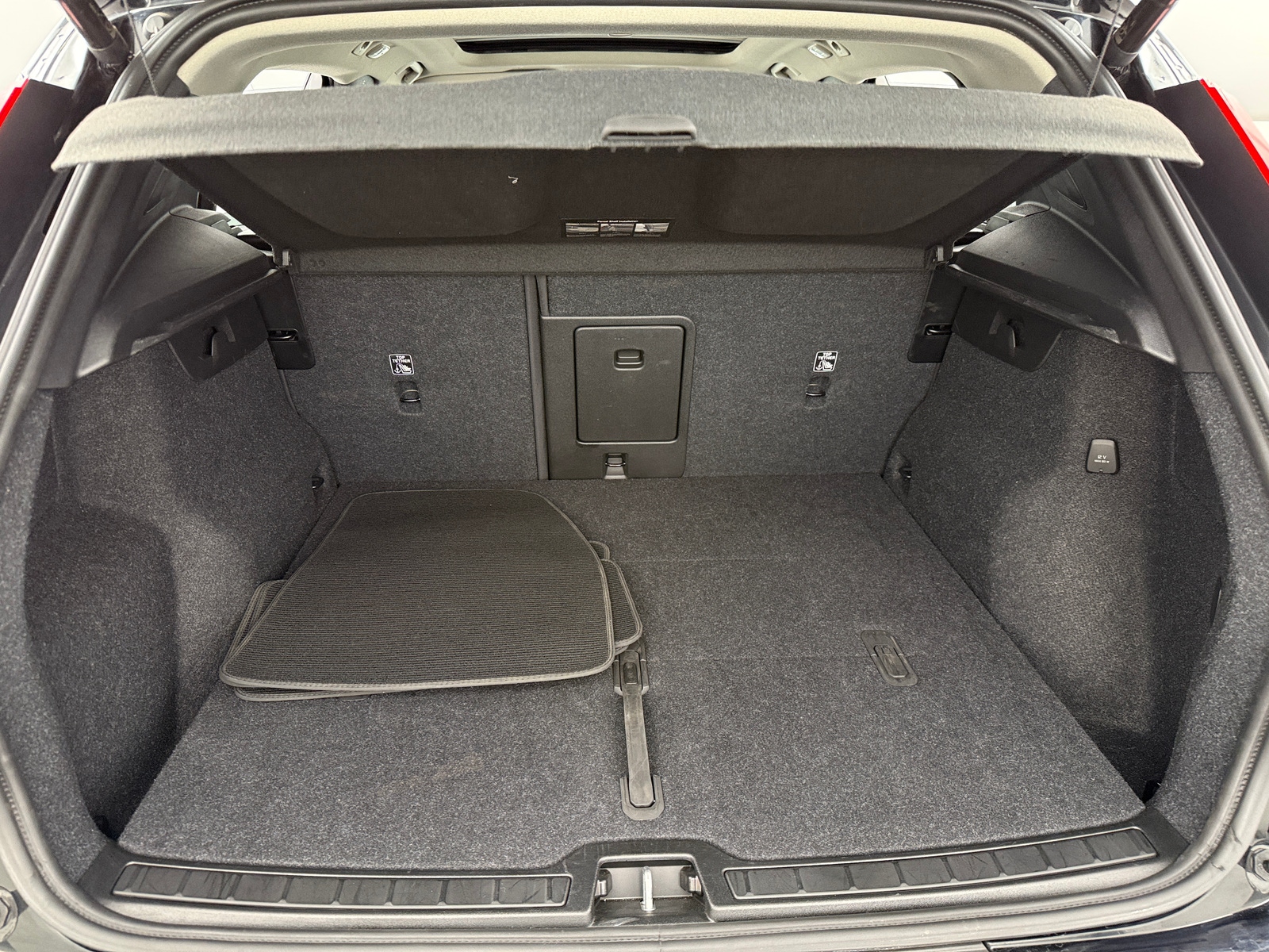 Thumbnail: 2025 Volvo XC40 - 7