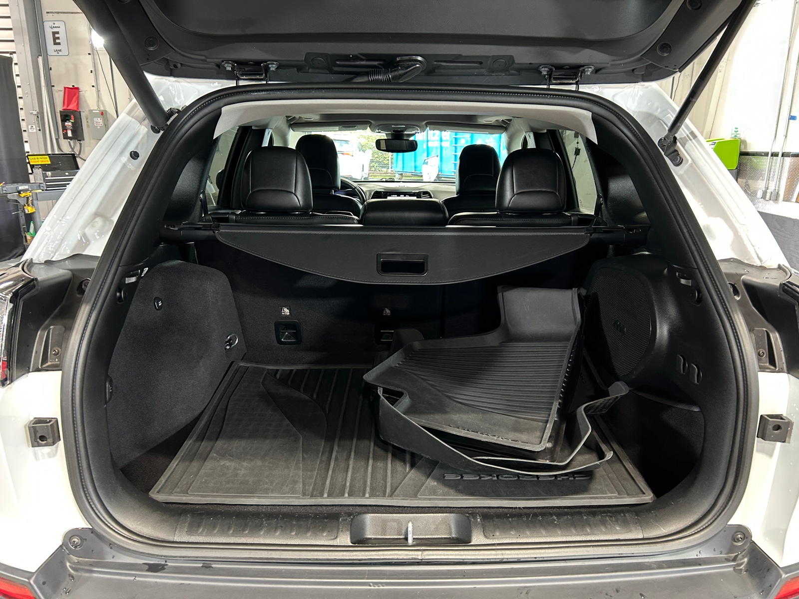 Thumbnail: 2019 Jeep Cherokee - 6