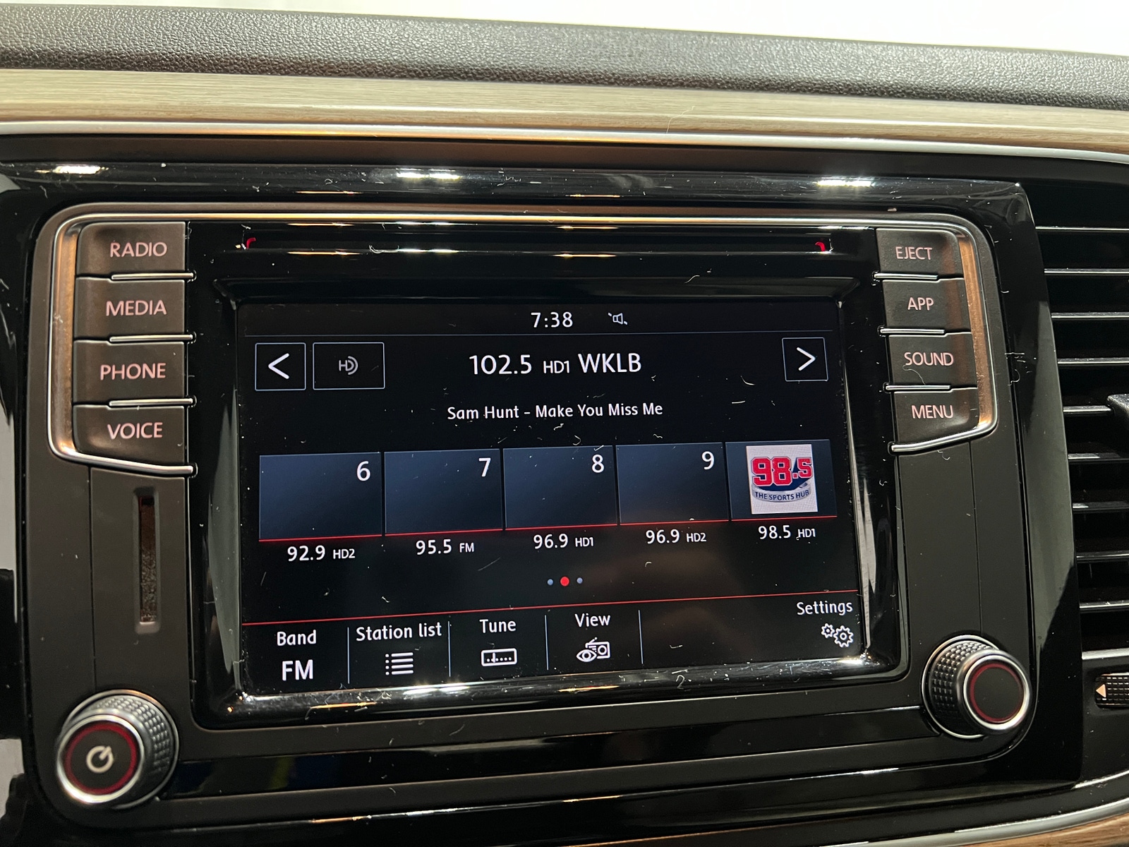 Thumbnail: 2018 Volkswagen Beetle - 4