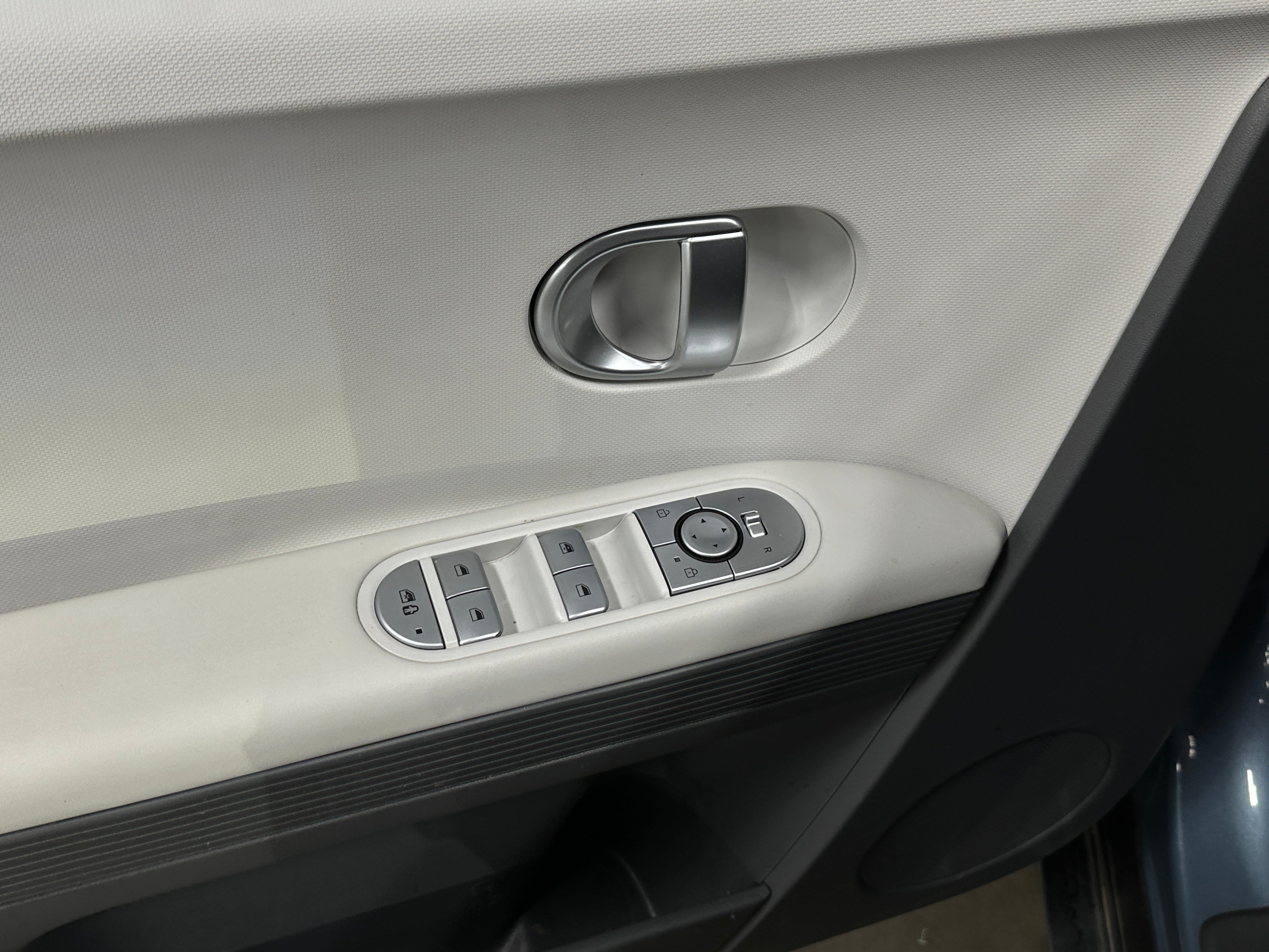 Used 2022 Hyundai IONIQ 5 SE with VIN KM8KM4AE7NU069746 for sale in Oak Creek, WI