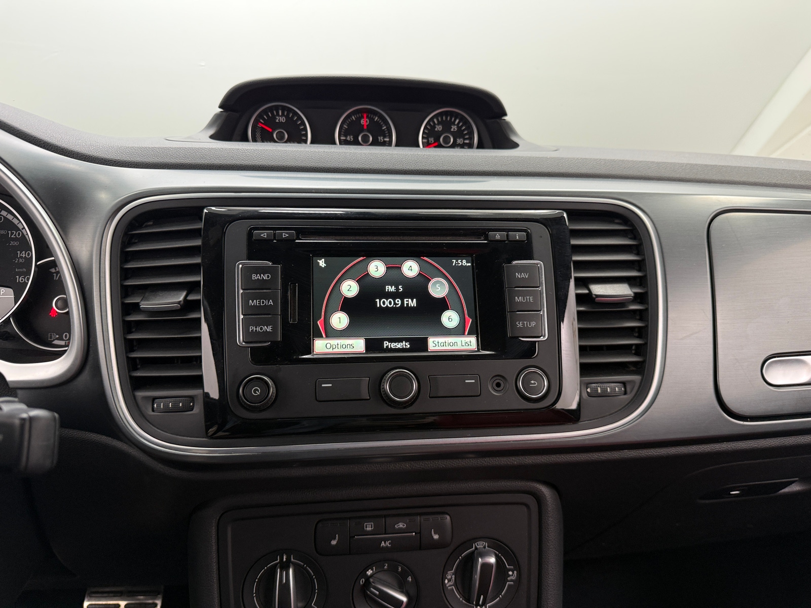 Thumbnail: 2015 Volkswagen Beetle - 4