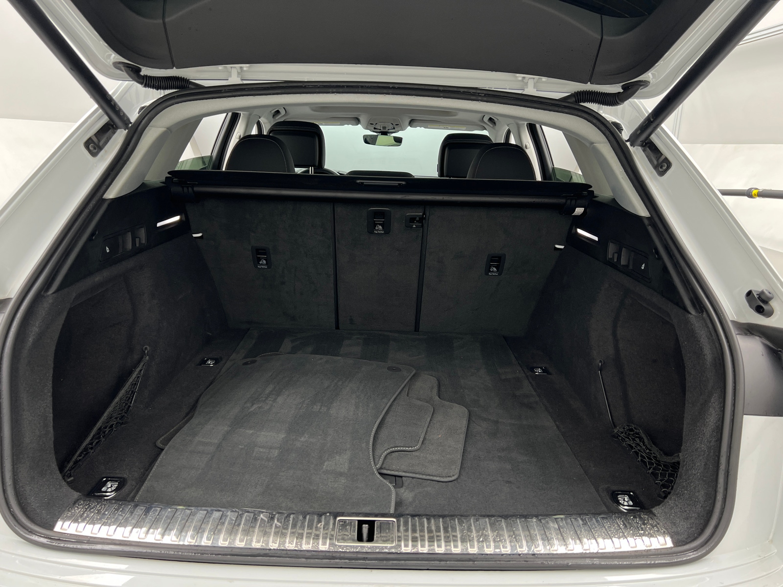 Thumbnail: 2023 Audi e-tron - 6