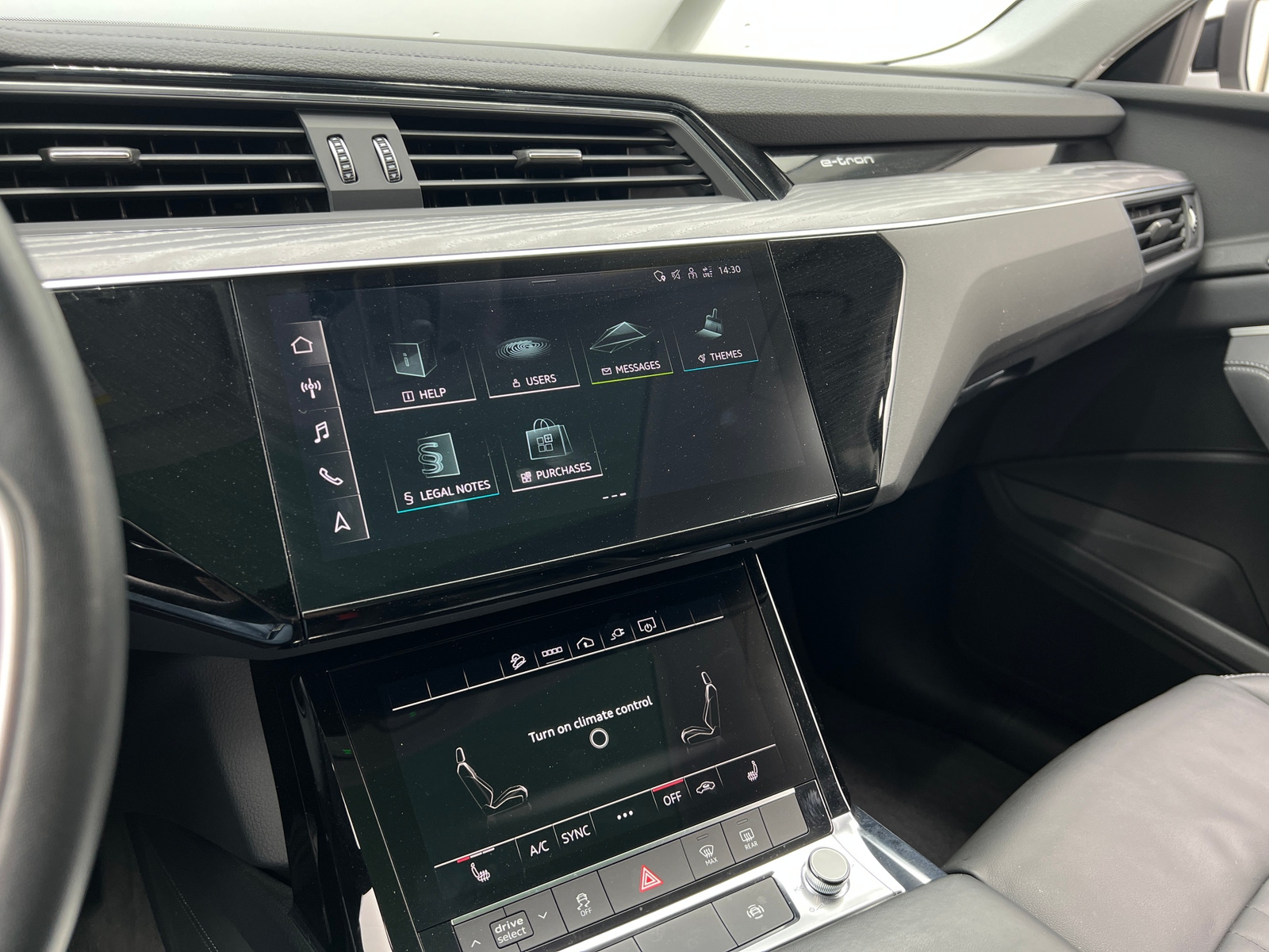 Thumbnail: 2023 Audi e-tron - 3