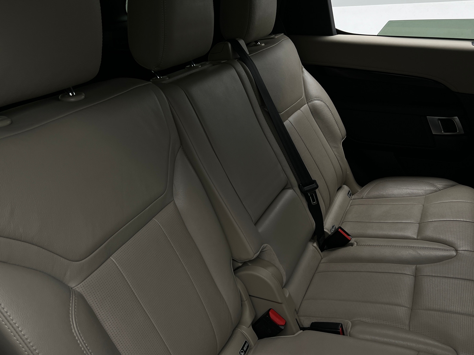 Thumbnail: 2019 Land Rover Discovery - 5