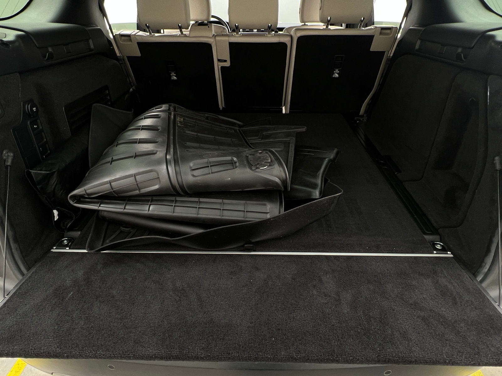 Thumbnail: 2019 Land Rover Discovery - 6