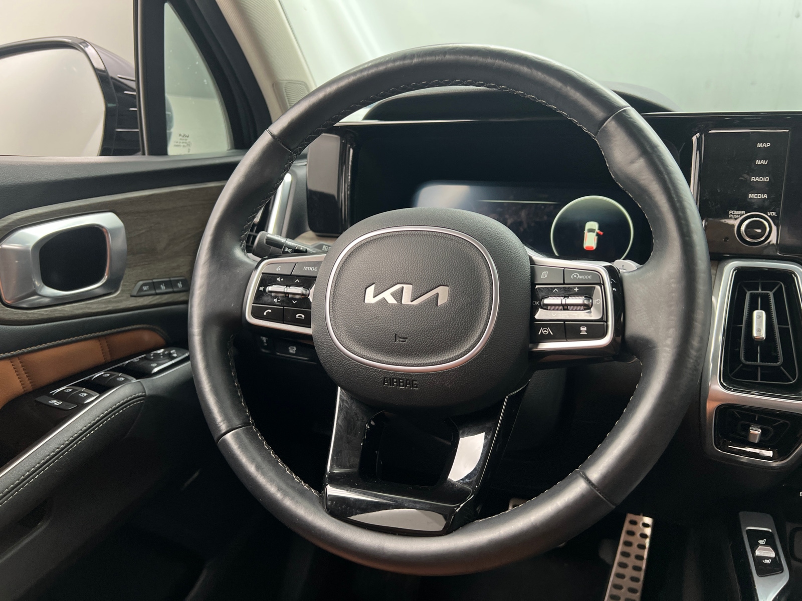 Thumbnail: 2023 Kia Sorento - 4