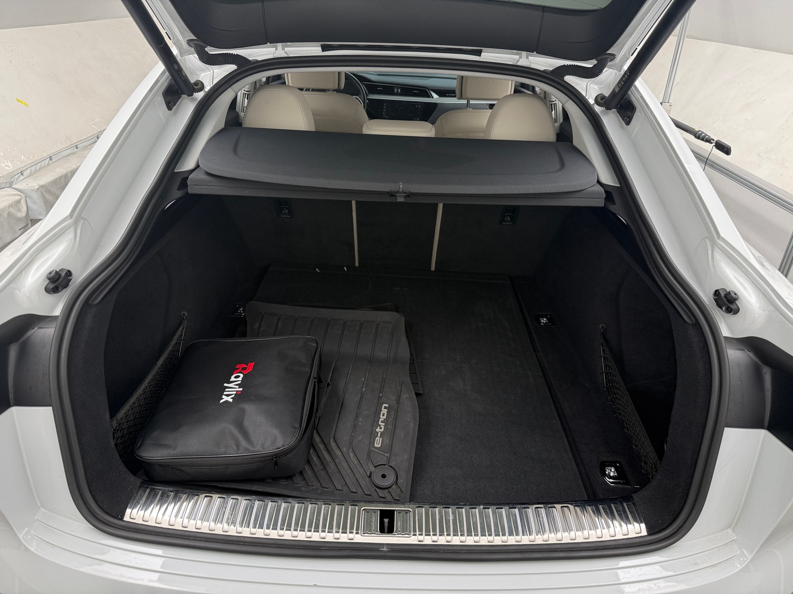 Thumbnail: 2021 Audi e-tron S - 6