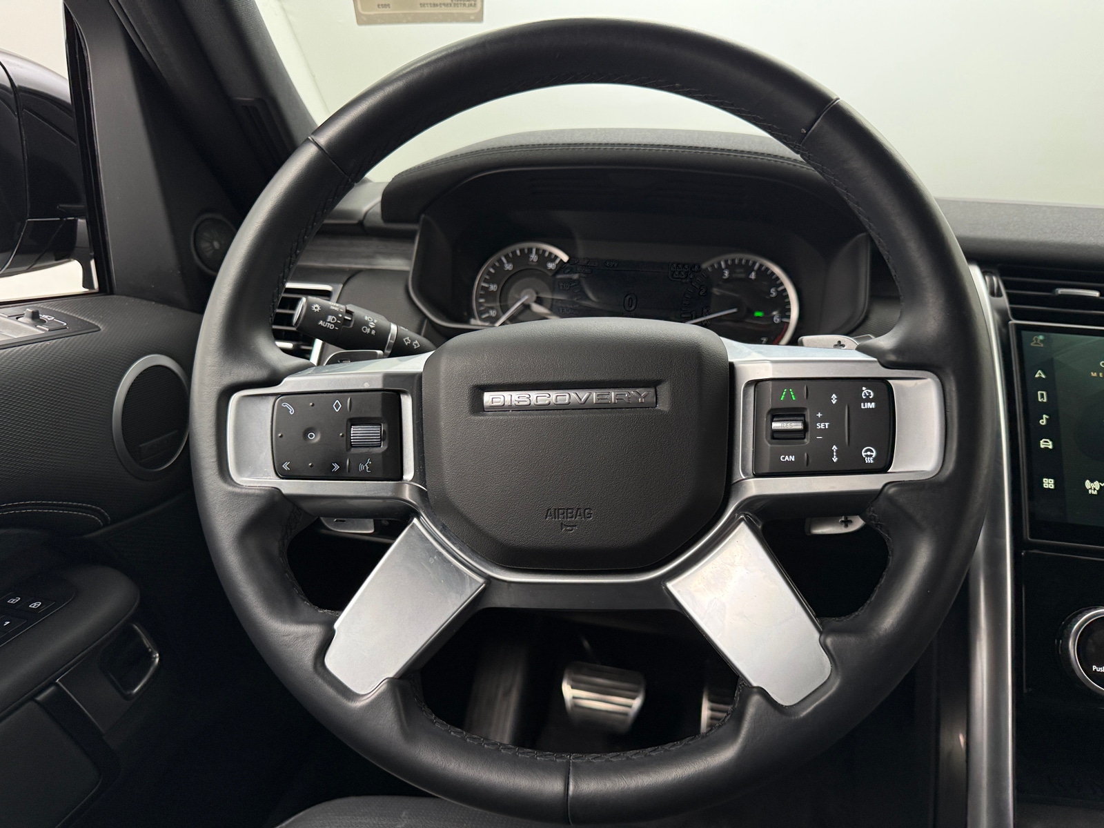 Thumbnail: 2023 Land Rover Discovery - 4