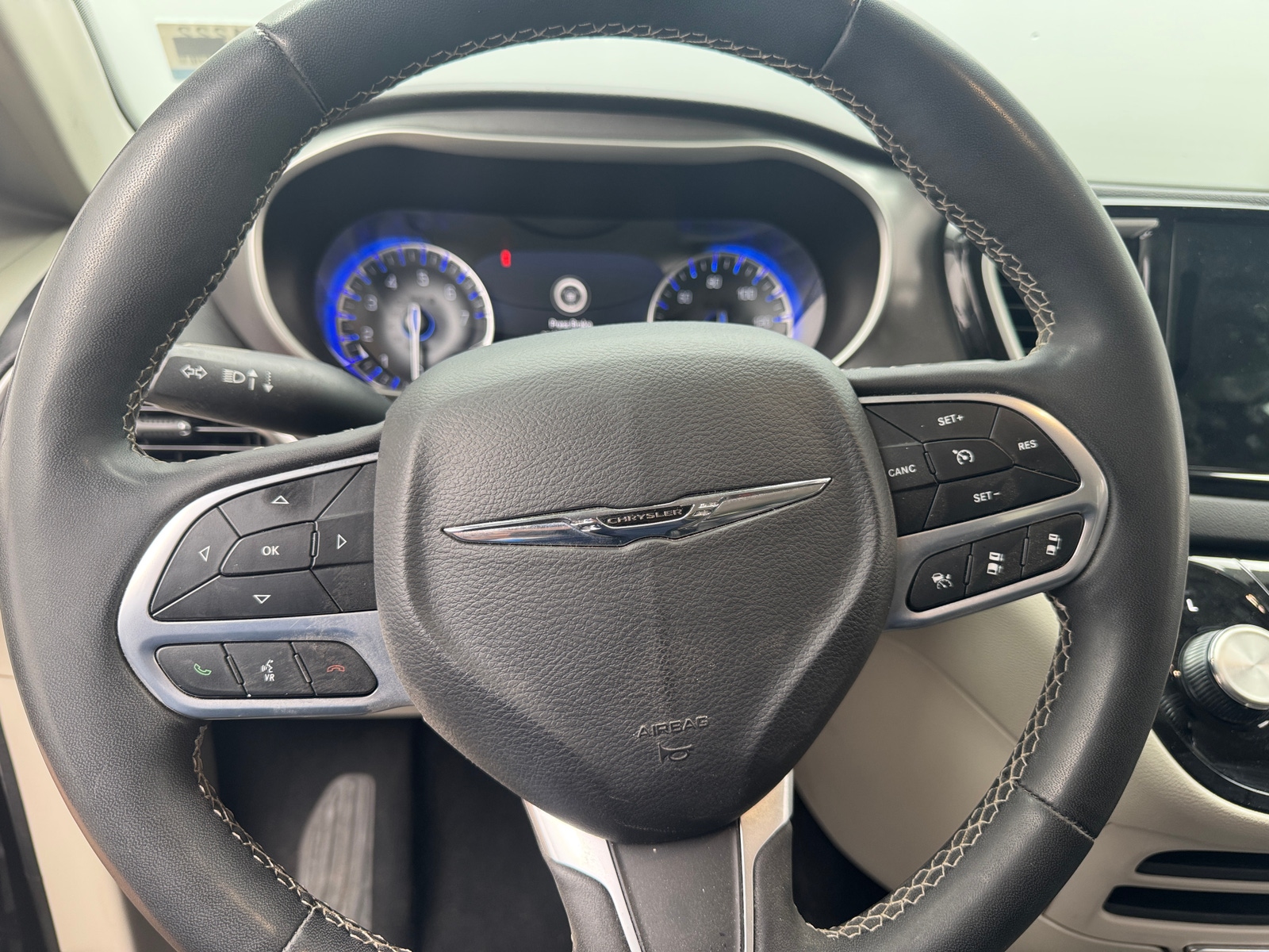 Thumbnail: 2023 Chrysler Pacifica - 4