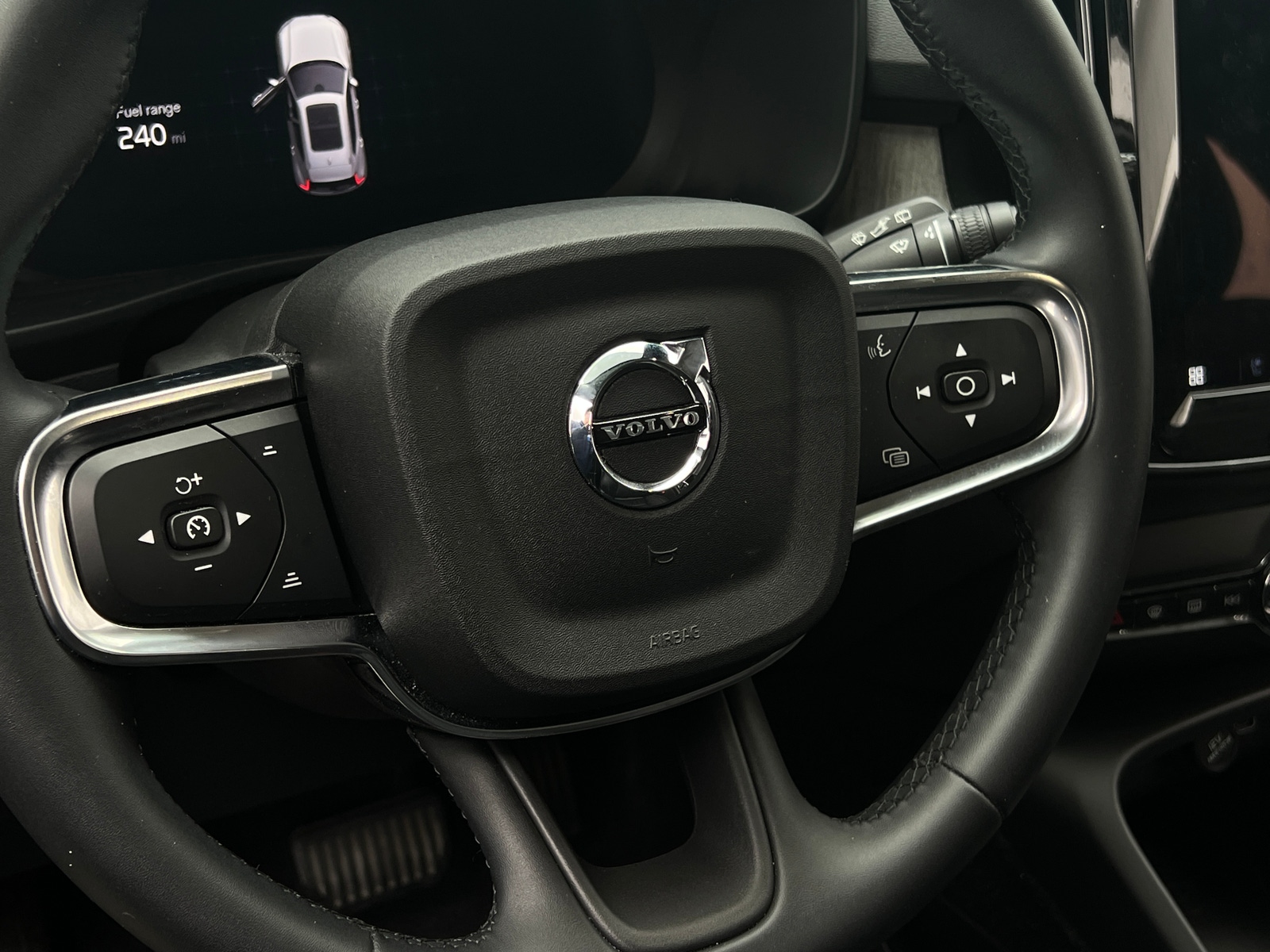 Thumbnail: 2023 Volvo XC40 - 5