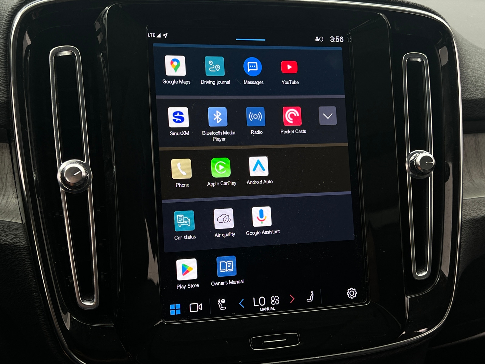 Thumbnail: 2023 Volvo XC40 - 4