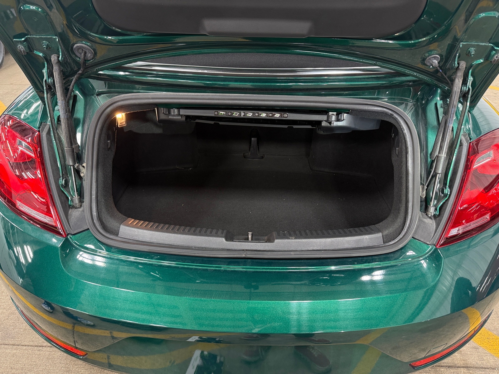 Thumbnail: 2017 Volkswagen Beetle - 7