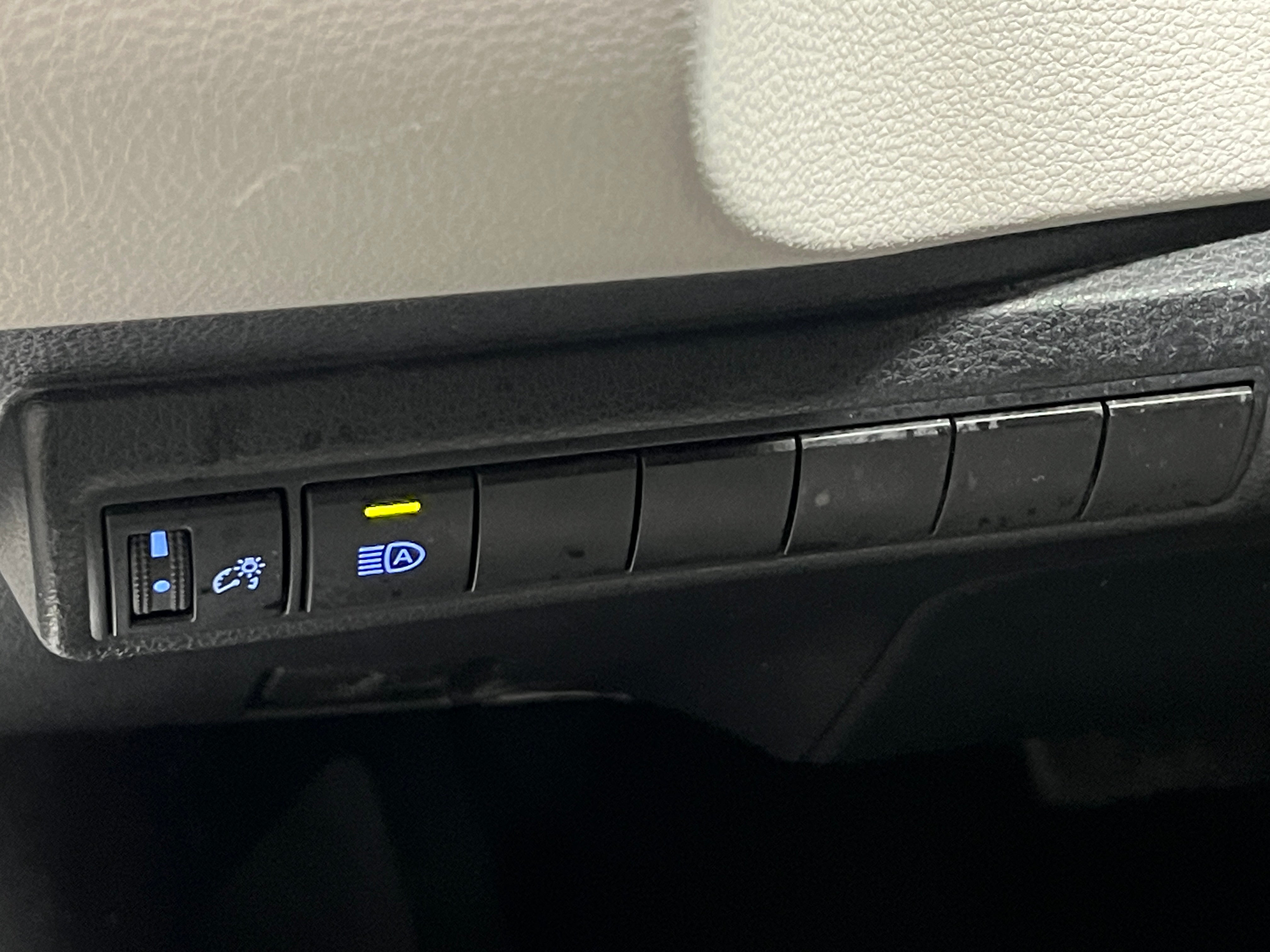 Used 2020 Toyota Corolla LE with VIN 5YFEPRAE4LP101990 for sale in Northfield, Minnesota