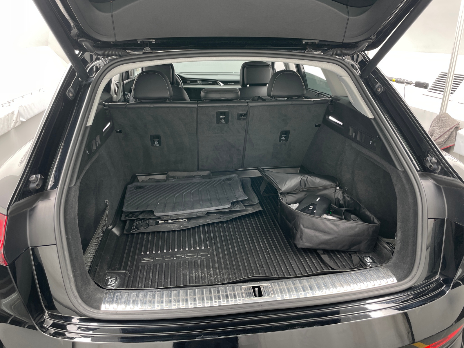 Thumbnail: 2019 Audi e-tron - 6