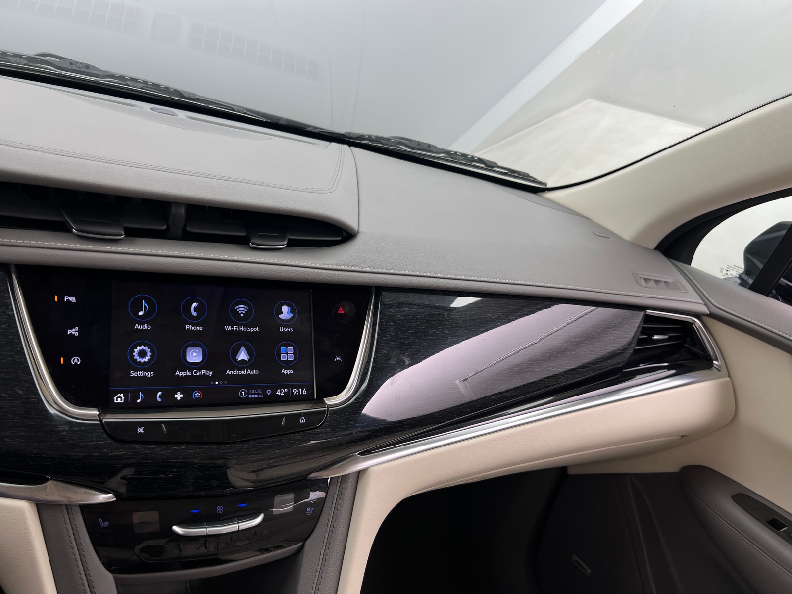 Thumbnail: 2022 Cadillac XT6 - 3