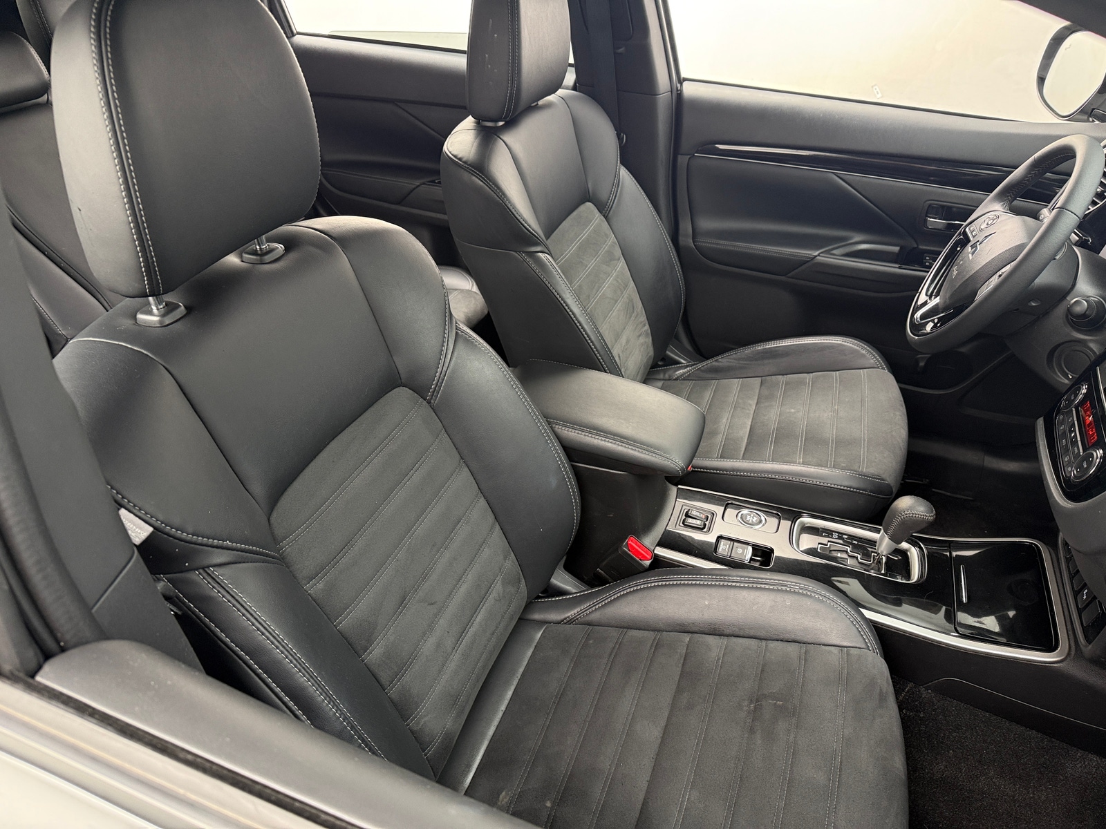 Thumbnail: 2019 Mitsubishi Outlander - 2