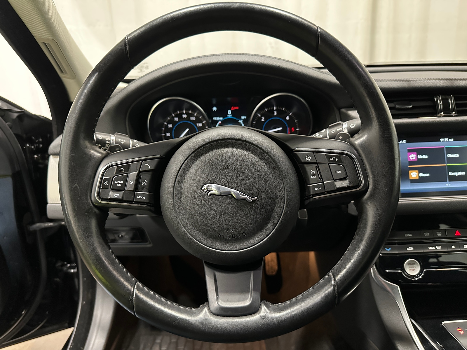 Thumbnail: 2018 Jaguar XF - 4