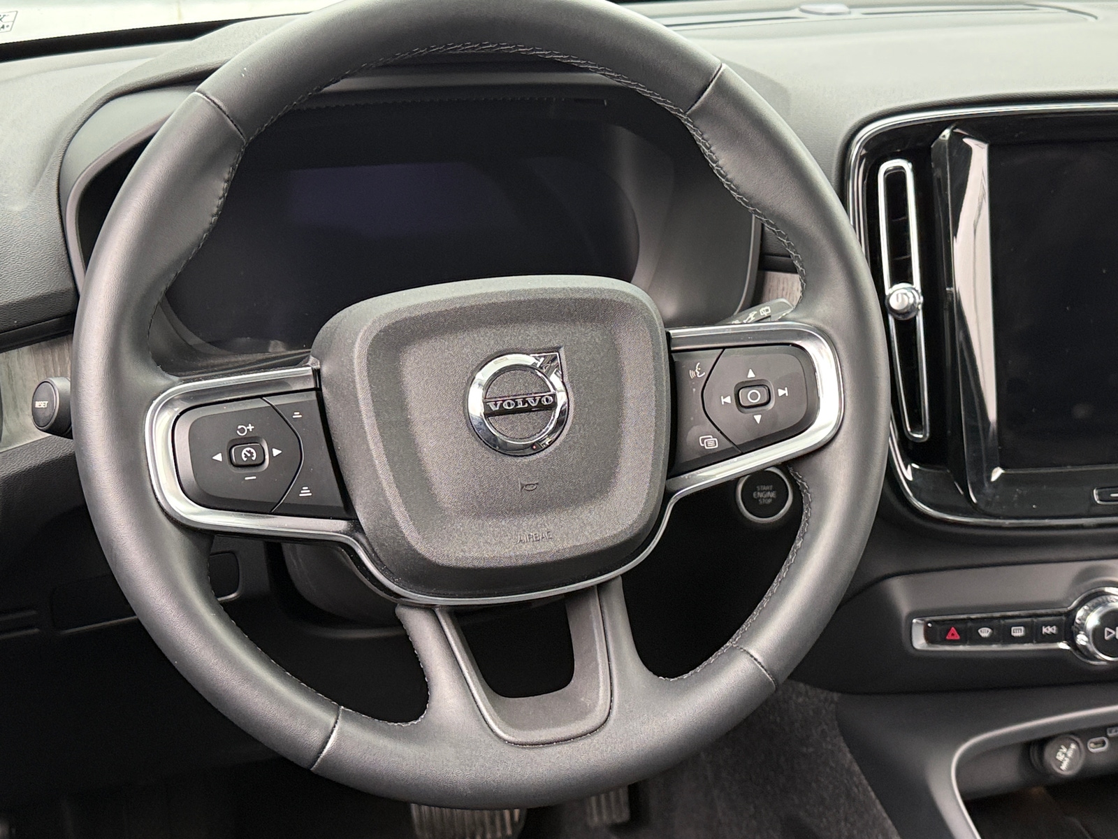 Thumbnail: 2025 Volvo XC40 - 4