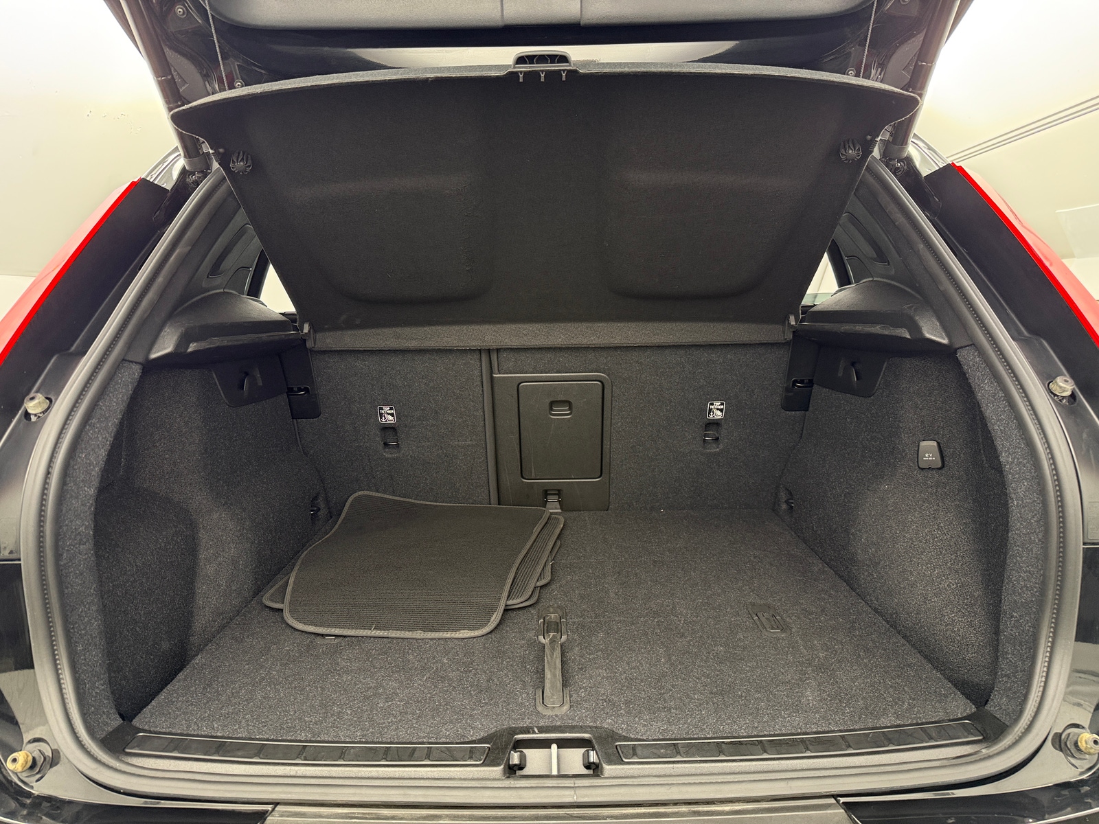 Thumbnail: 2025 Volvo XC40 - 6