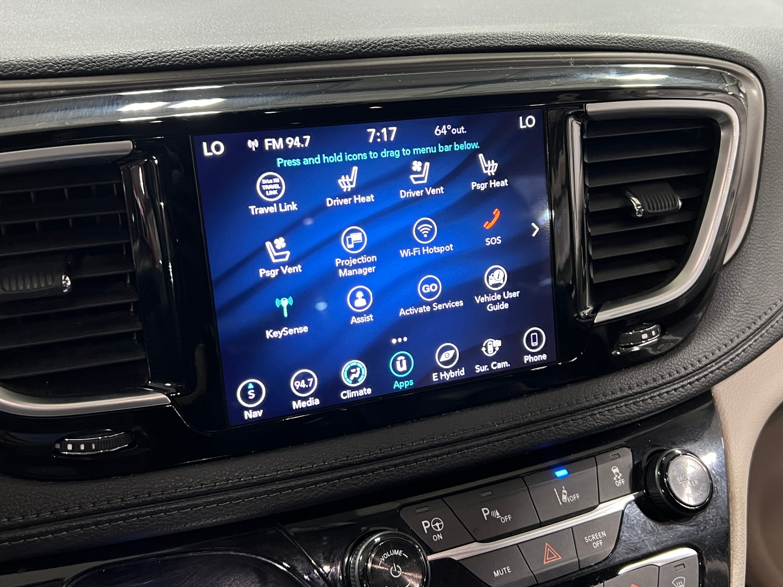 Thumbnail: 2018 Chrysler Pacifica - 3