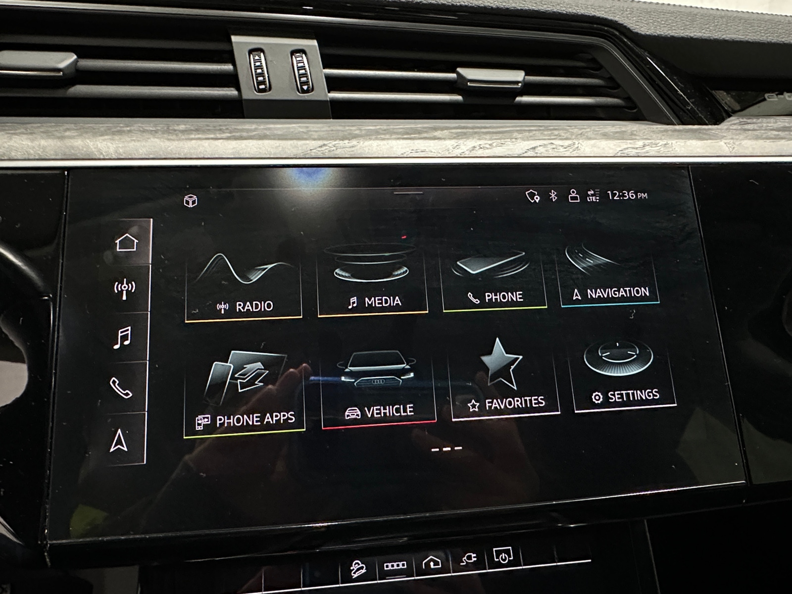 Thumbnail: 2021 Audi e-tron - 4