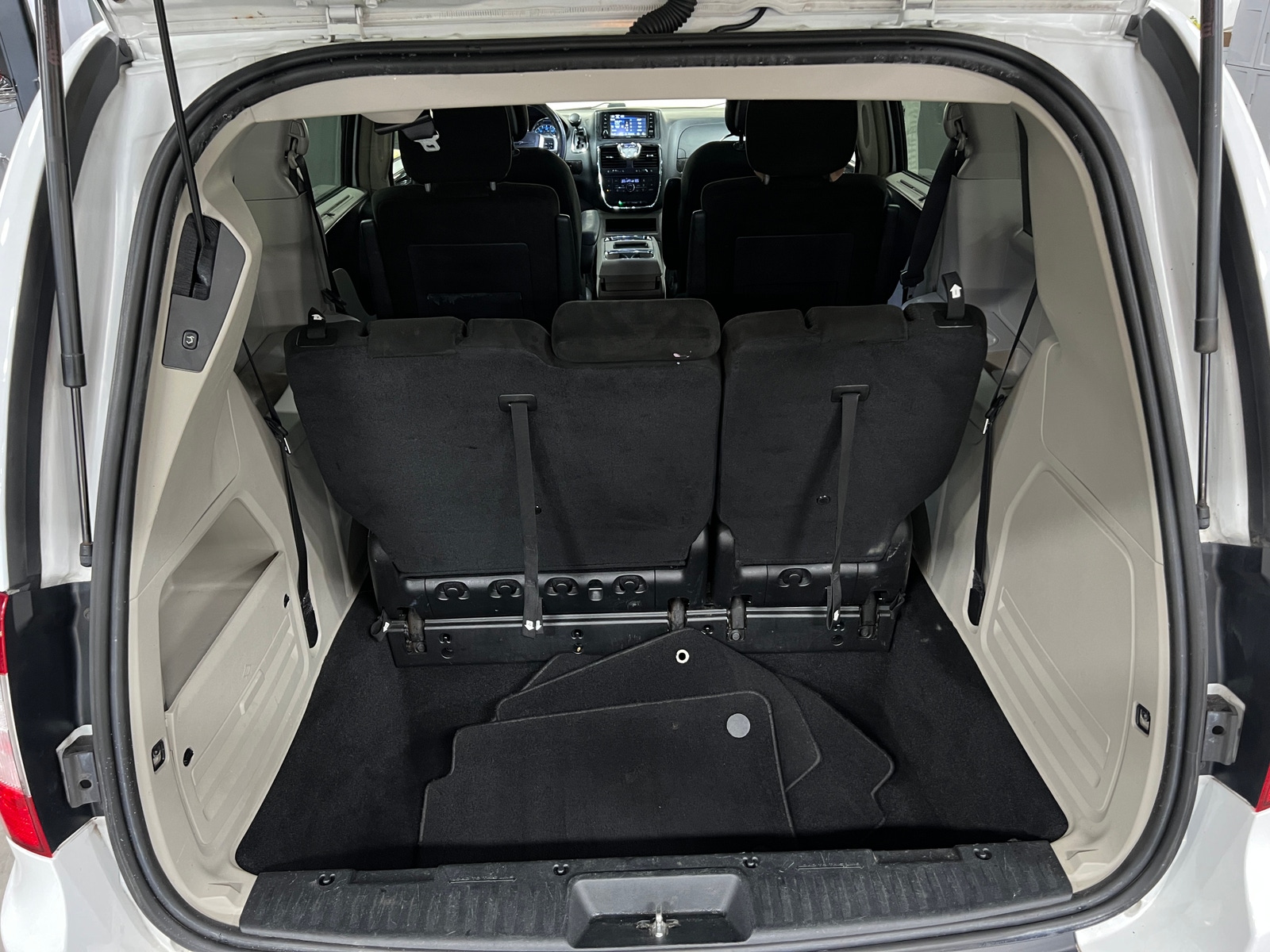 Thumbnail: 2016 Chrysler Town & Country - 6